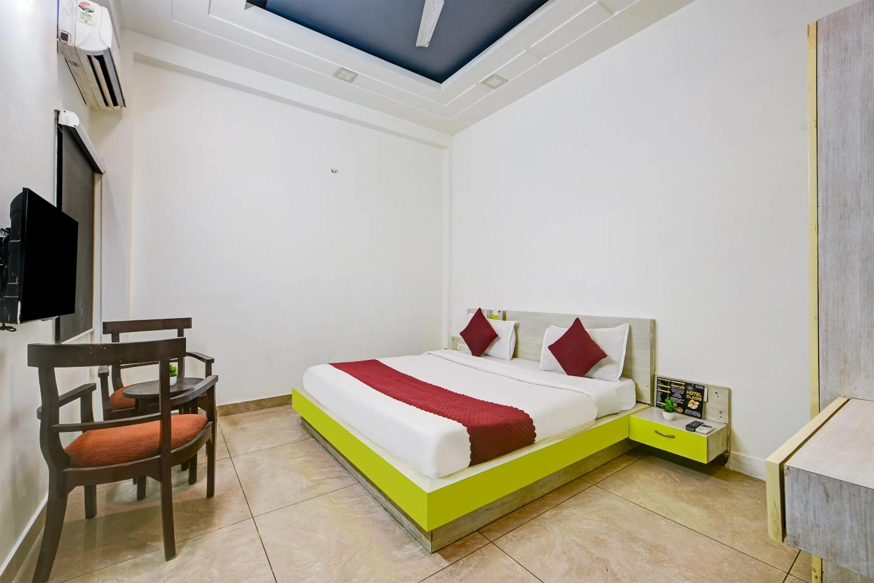 Communal lounge/ TV room, Bed in Hotel Cladis by Quadis - Sector 15 Noida