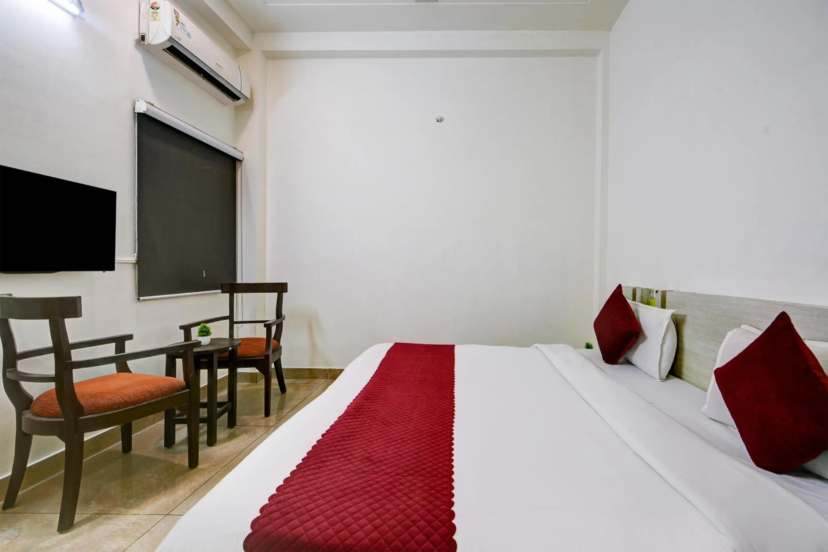 Communal lounge/ TV room, Bed in Hotel Cladis by Quadis - Sector 15 Noida