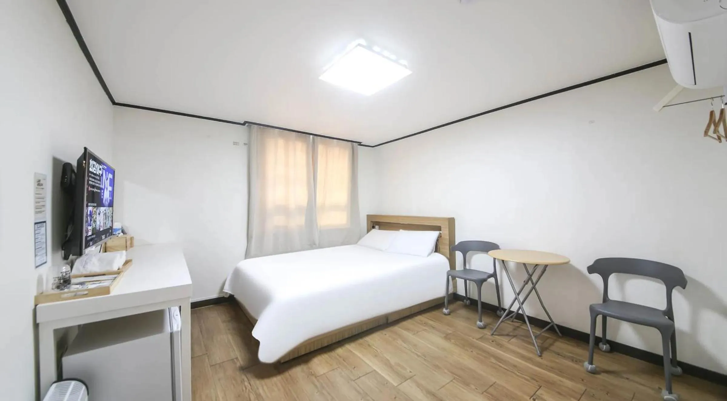 Photo of the whole room, Bed in The Oakra Hotel