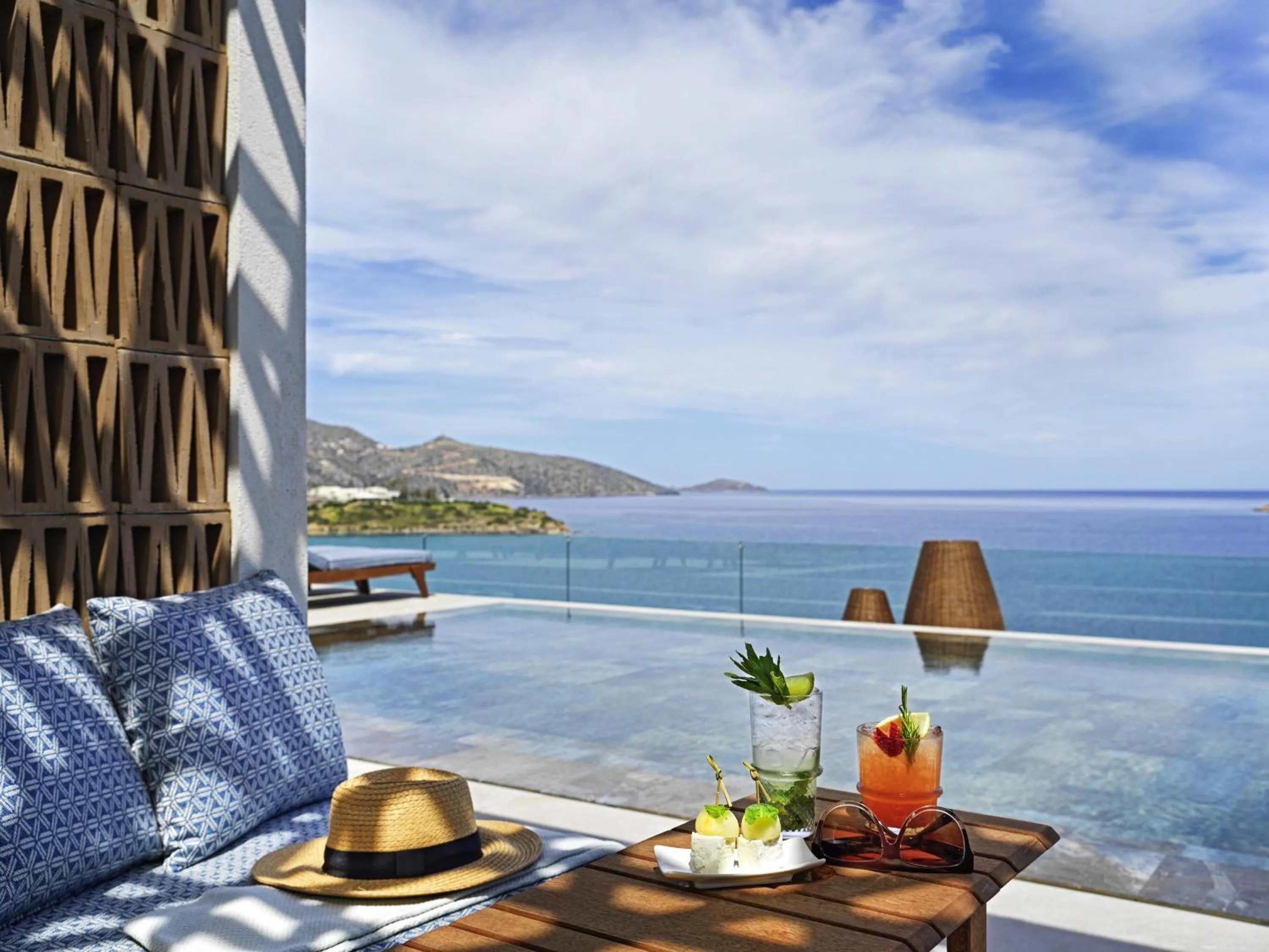 Lounge or bar in NIKO Seaside Resort MGallery