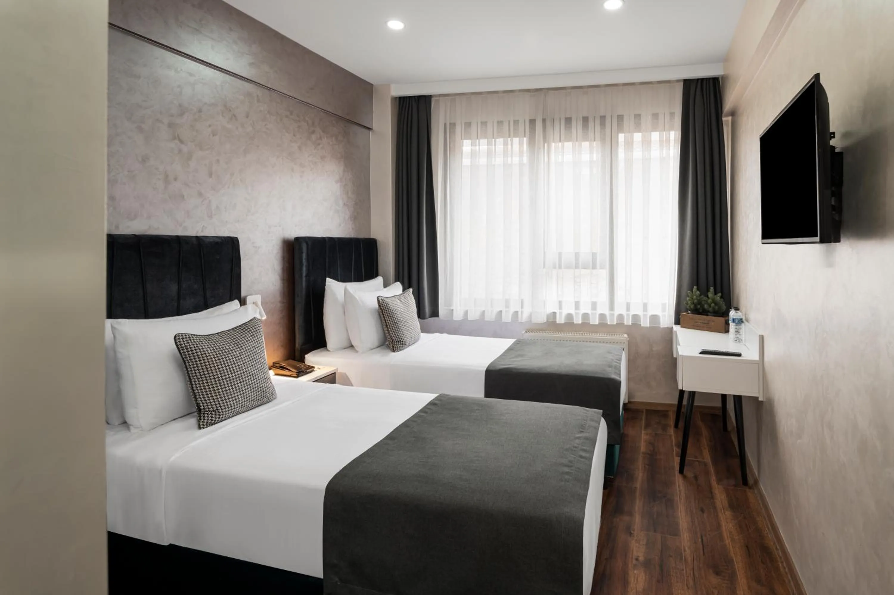 Photo of the whole room, Bed in İstanbul Efes Hotel