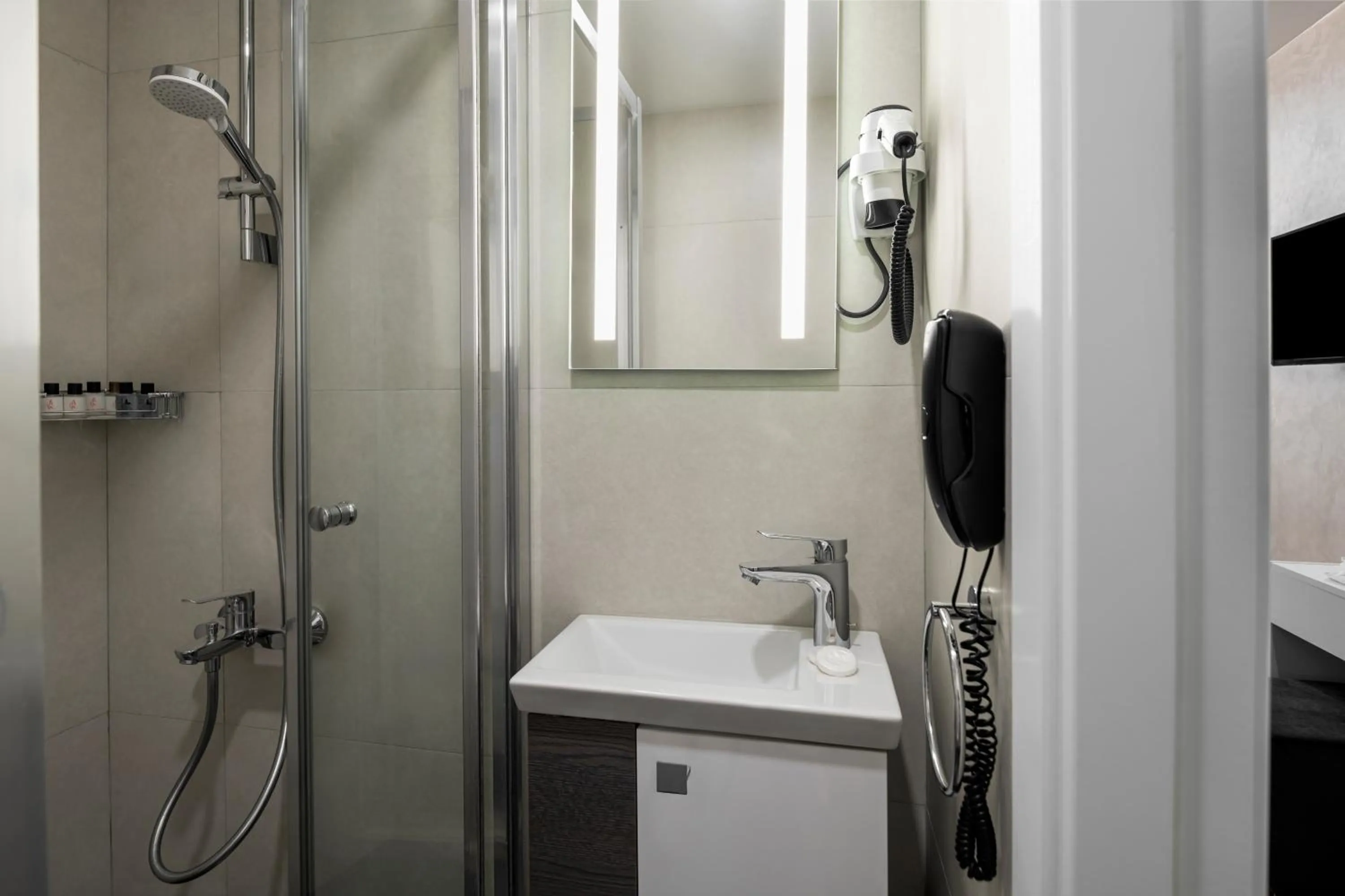 Shower in İstanbul Efes Hotel