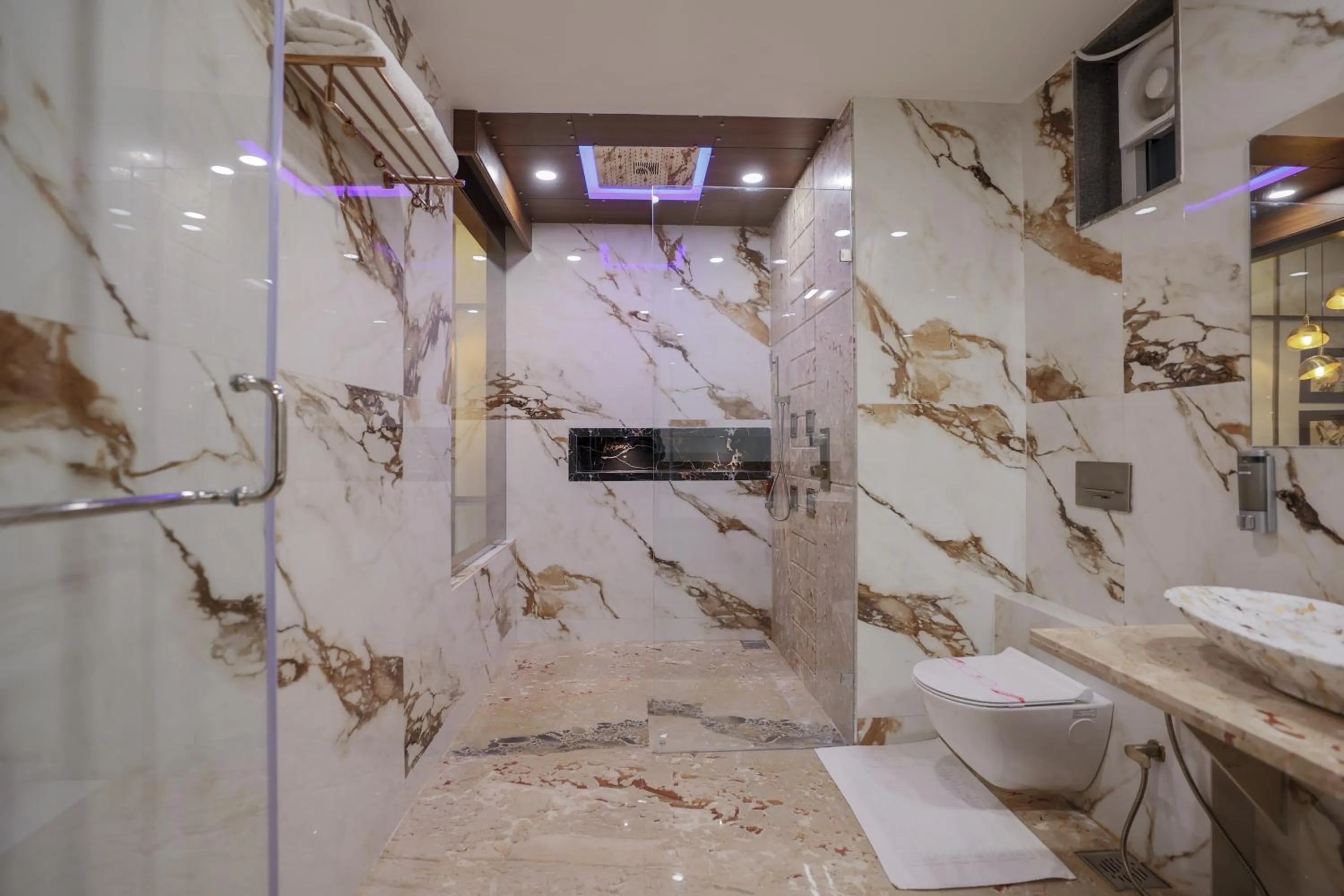 Shower in Hotel Aditya Mansingh Inn