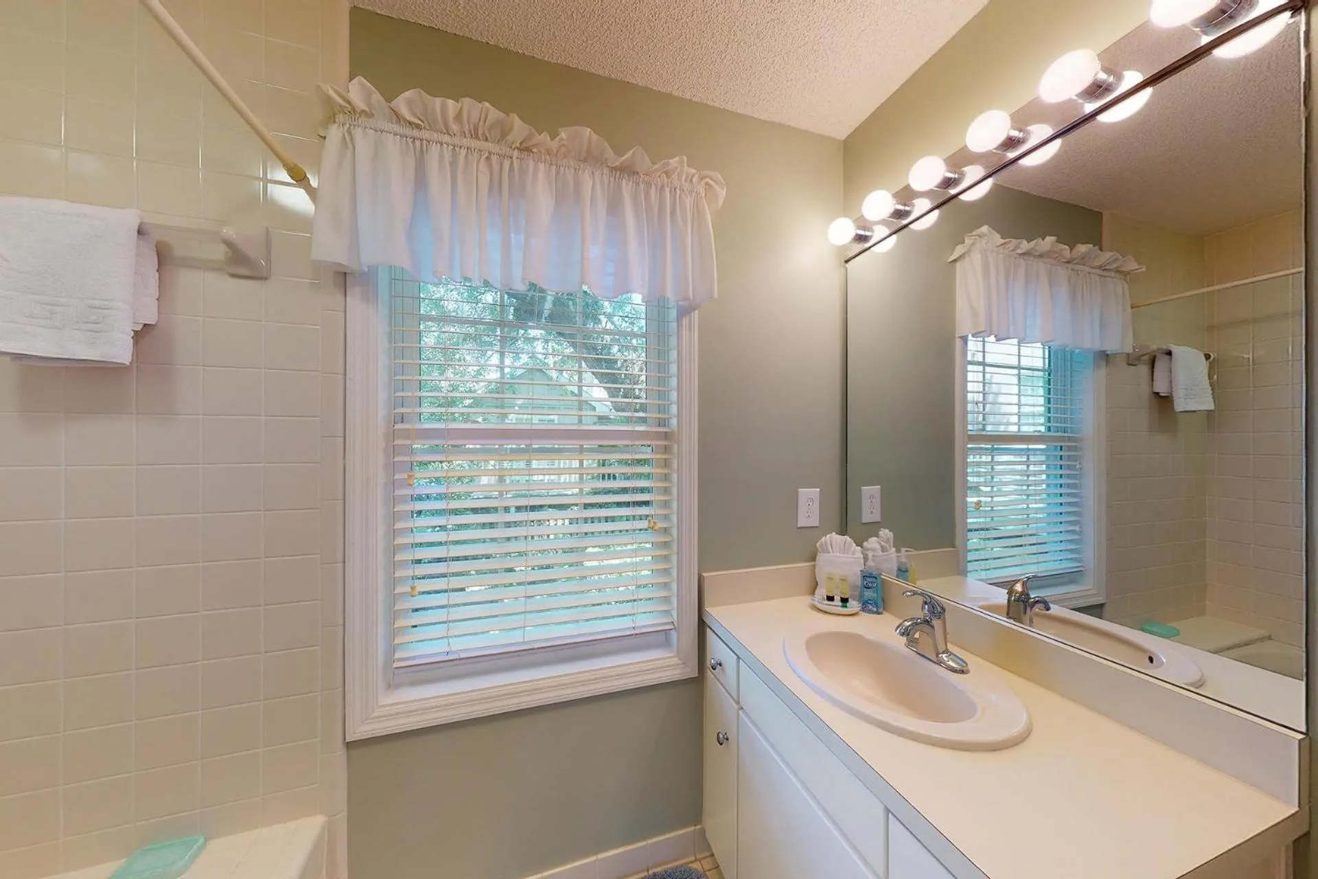 Coastal Cottage - 111 Mews Circle