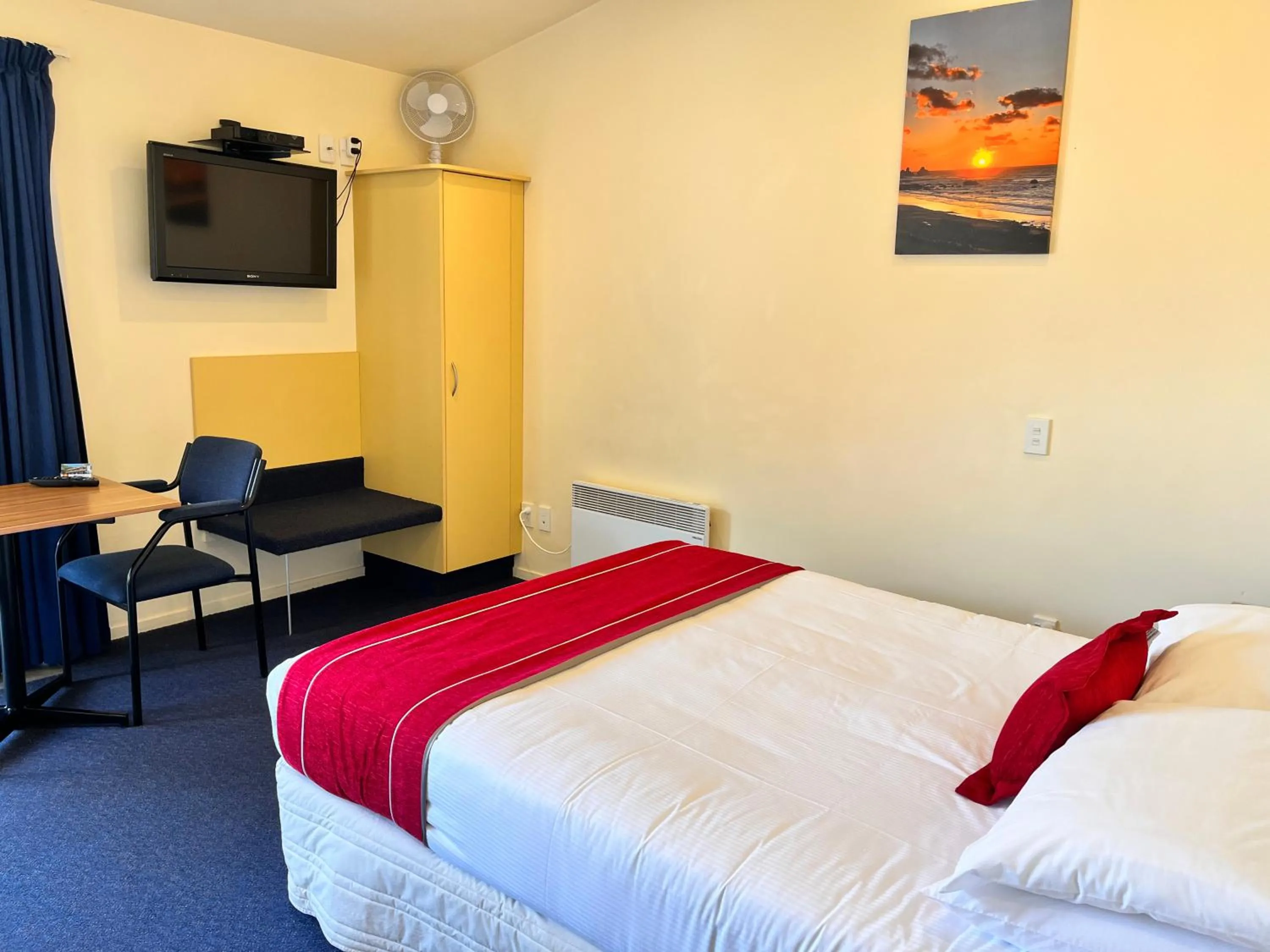 Bed in Sundowner Motel