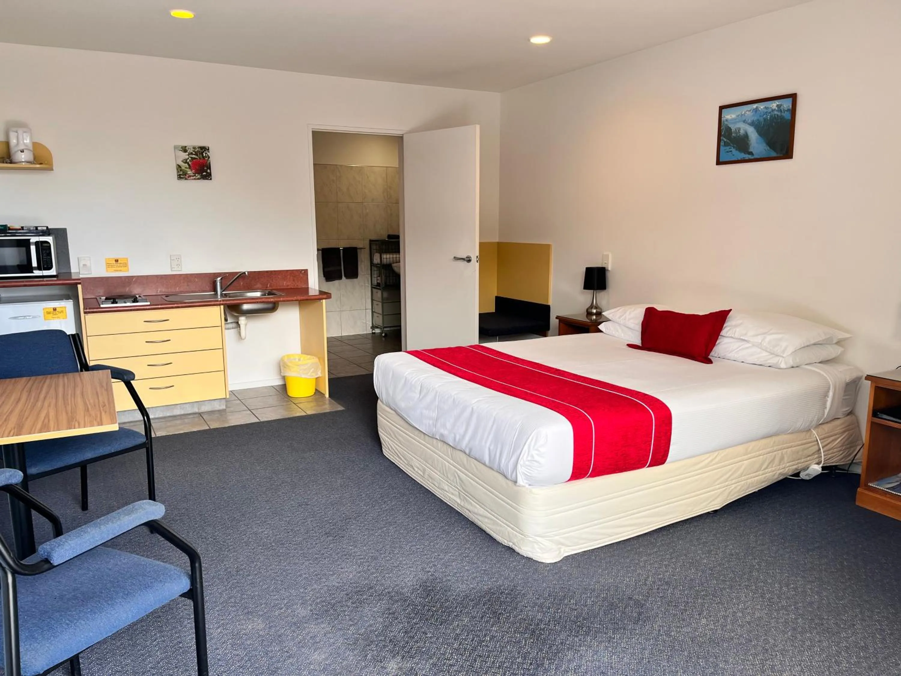 Bed in Sundowner Motel