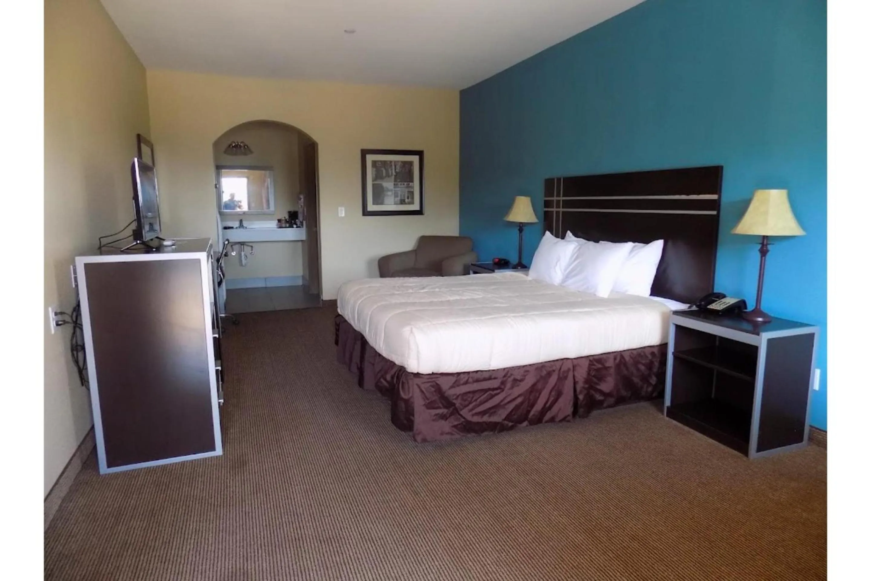 Bedroom, Bed in Moulton Inn & Suites By OYO Near Shiner TX