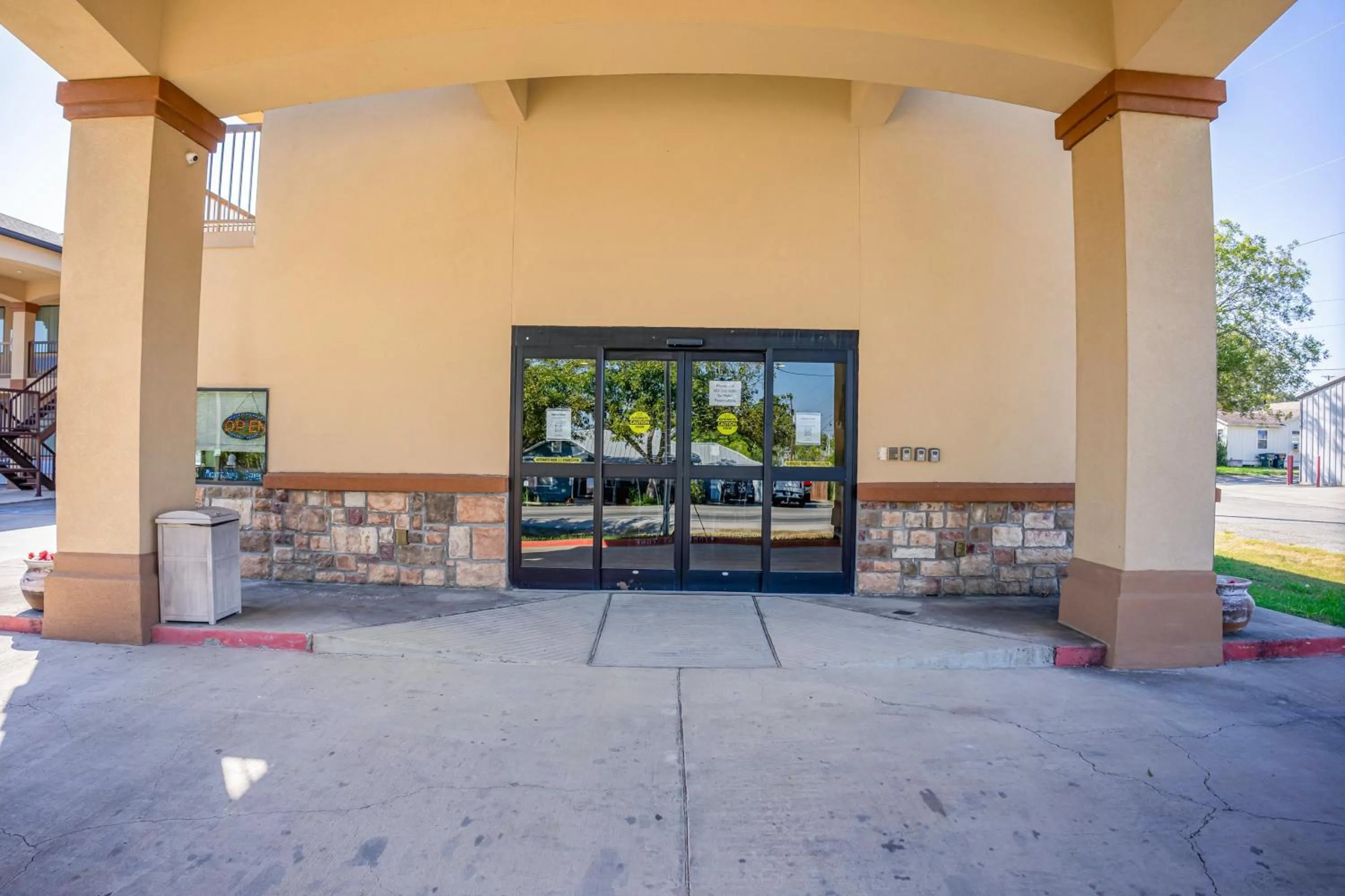 Facade/entrance in Moulton Inn & Suites By OYO Near Shiner TX