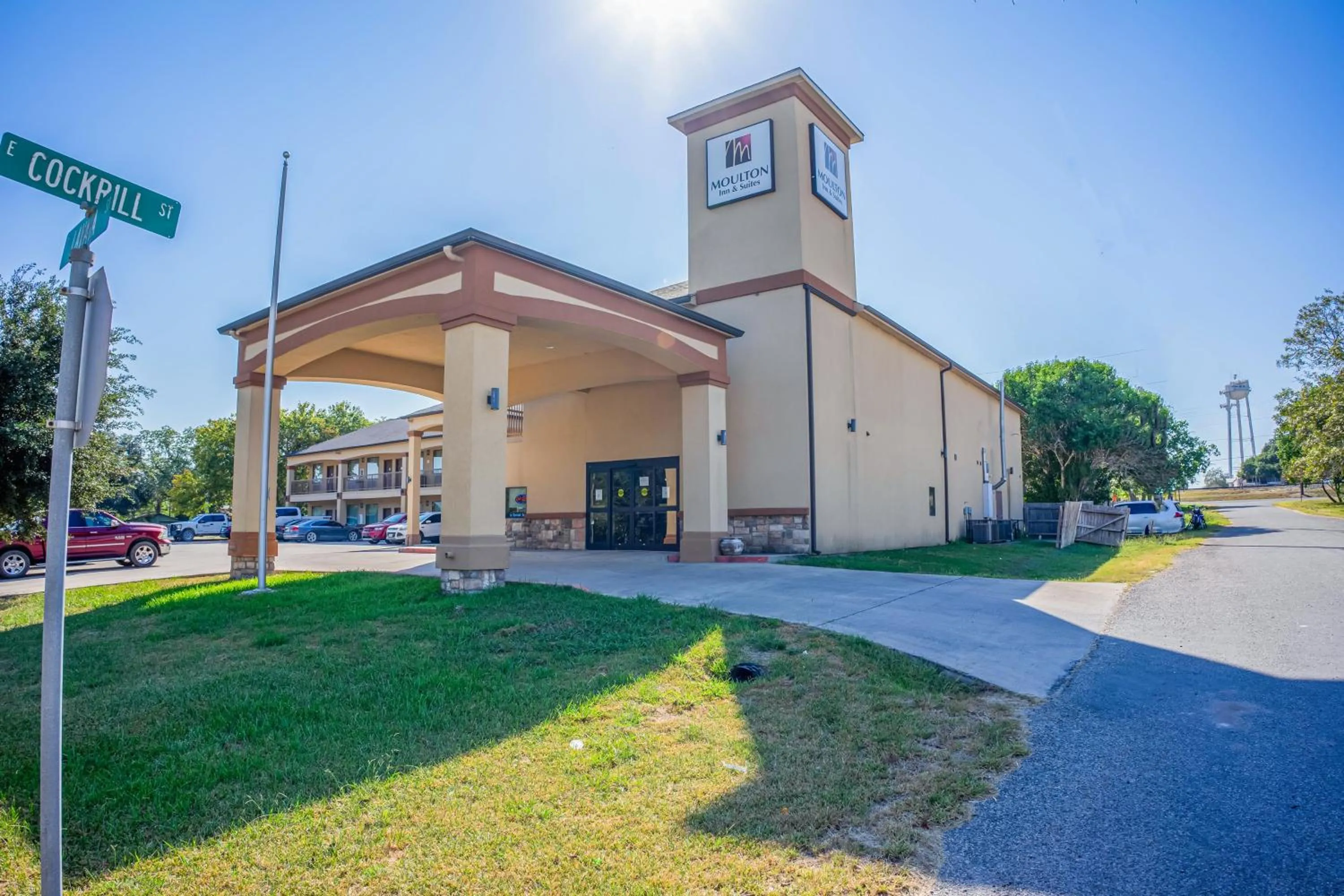 Property building in Moulton Inn & Suites By OYO Near Shiner TX