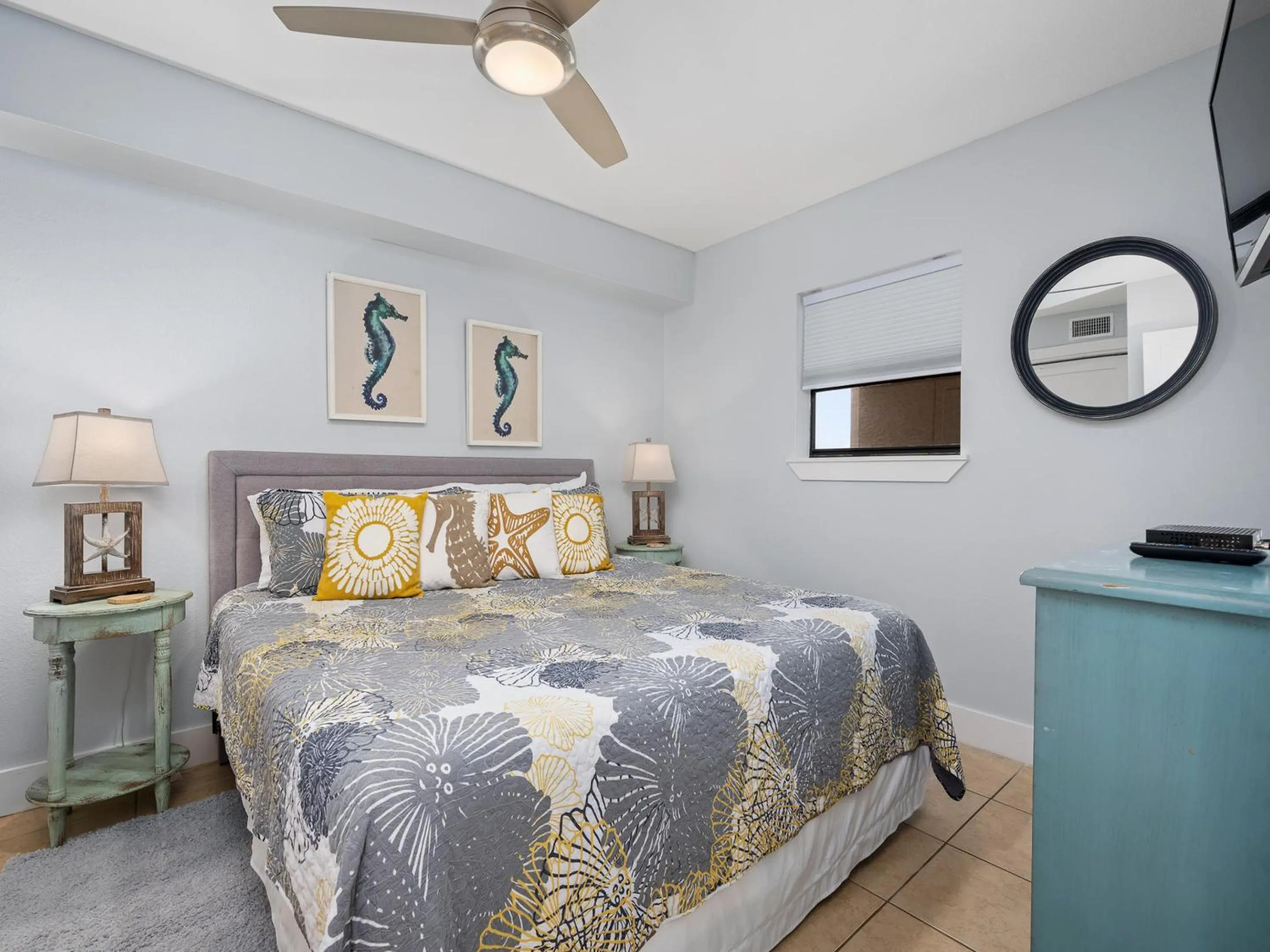 Property building, Bed in LR 309 - Ms, Annies Oasis