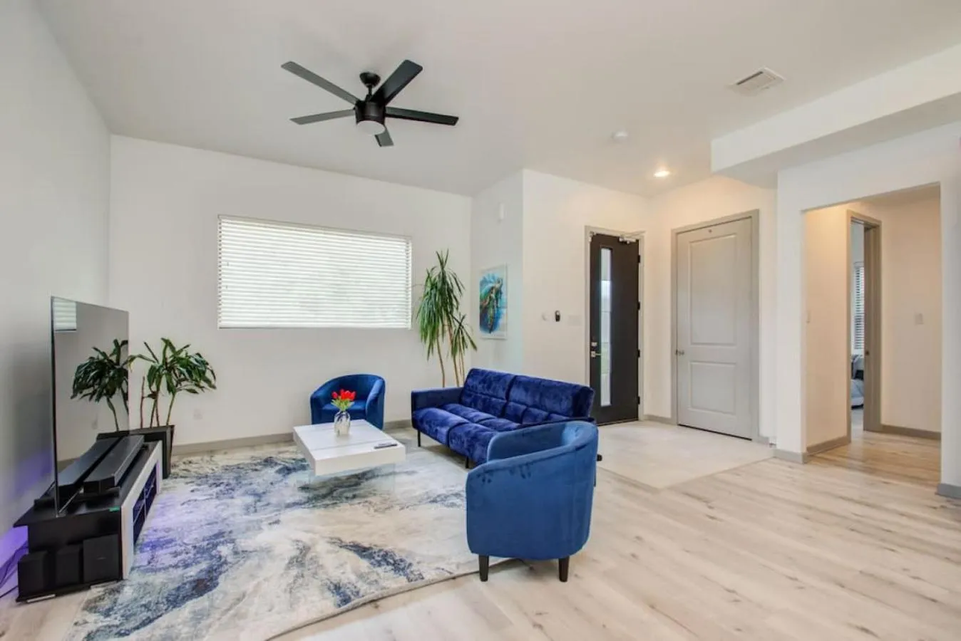 Living room in Modern 4 Bedroom 4 Full Bathroom Near Downtown