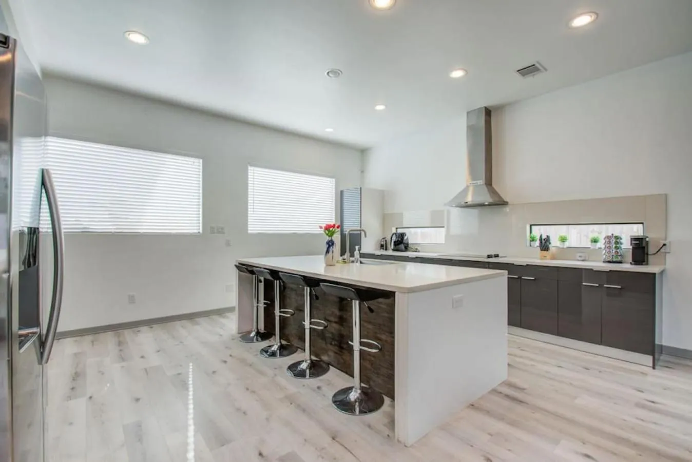 Kitchen or kitchenette in Modern 4 Bedroom 4 Full Bathroom Near Downtown