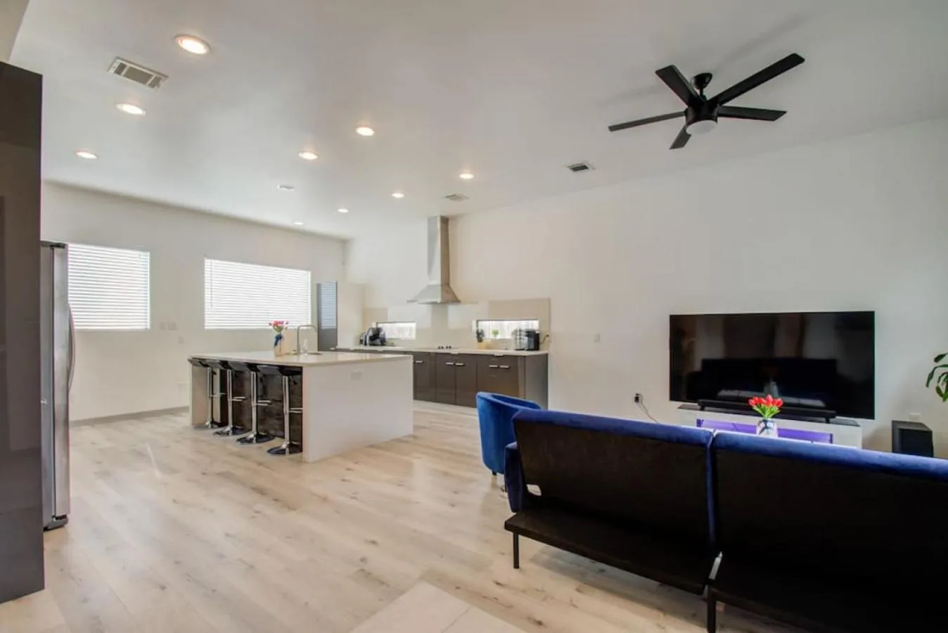 Living room in Modern 4 Bedroom 4 Full Bathroom Near Downtown