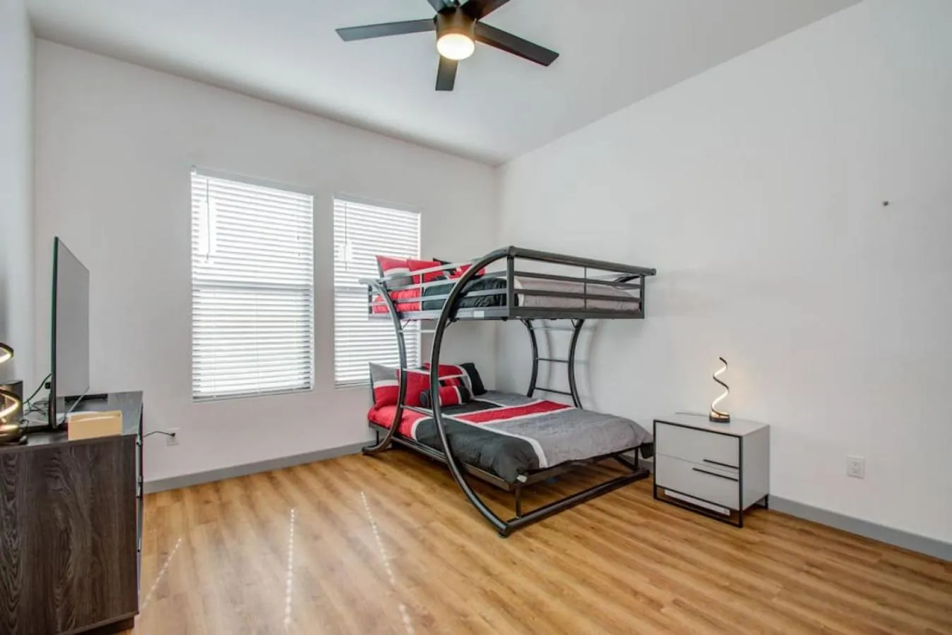 Bedroom in Modern 4 Bedroom 4 Full Bathroom Near Downtown