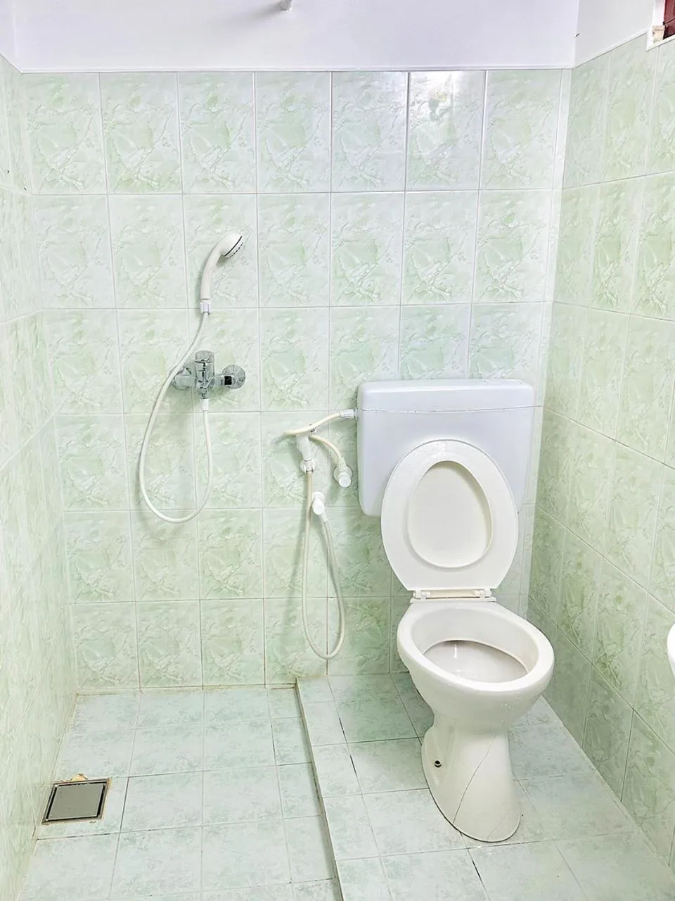 Shower in Sea Breeze Guest House Negombo
