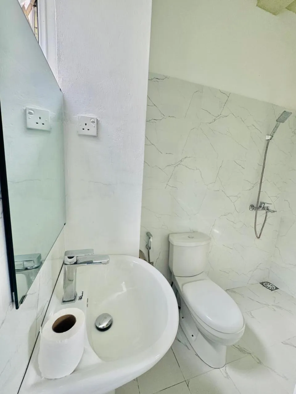 Bathroom in Sea Breeze Guest House Negombo