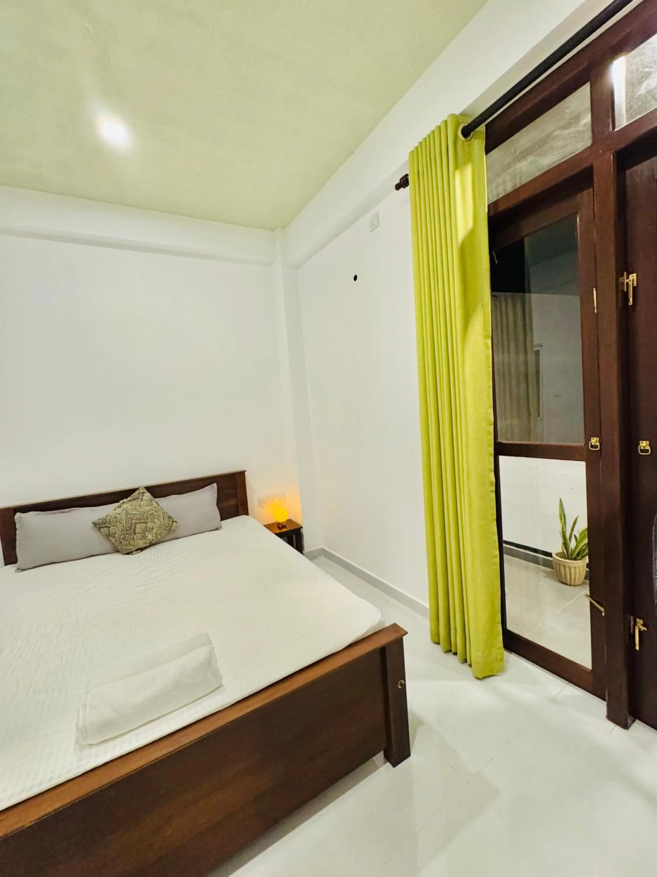 Bed in Sea Breeze Guest House Negombo