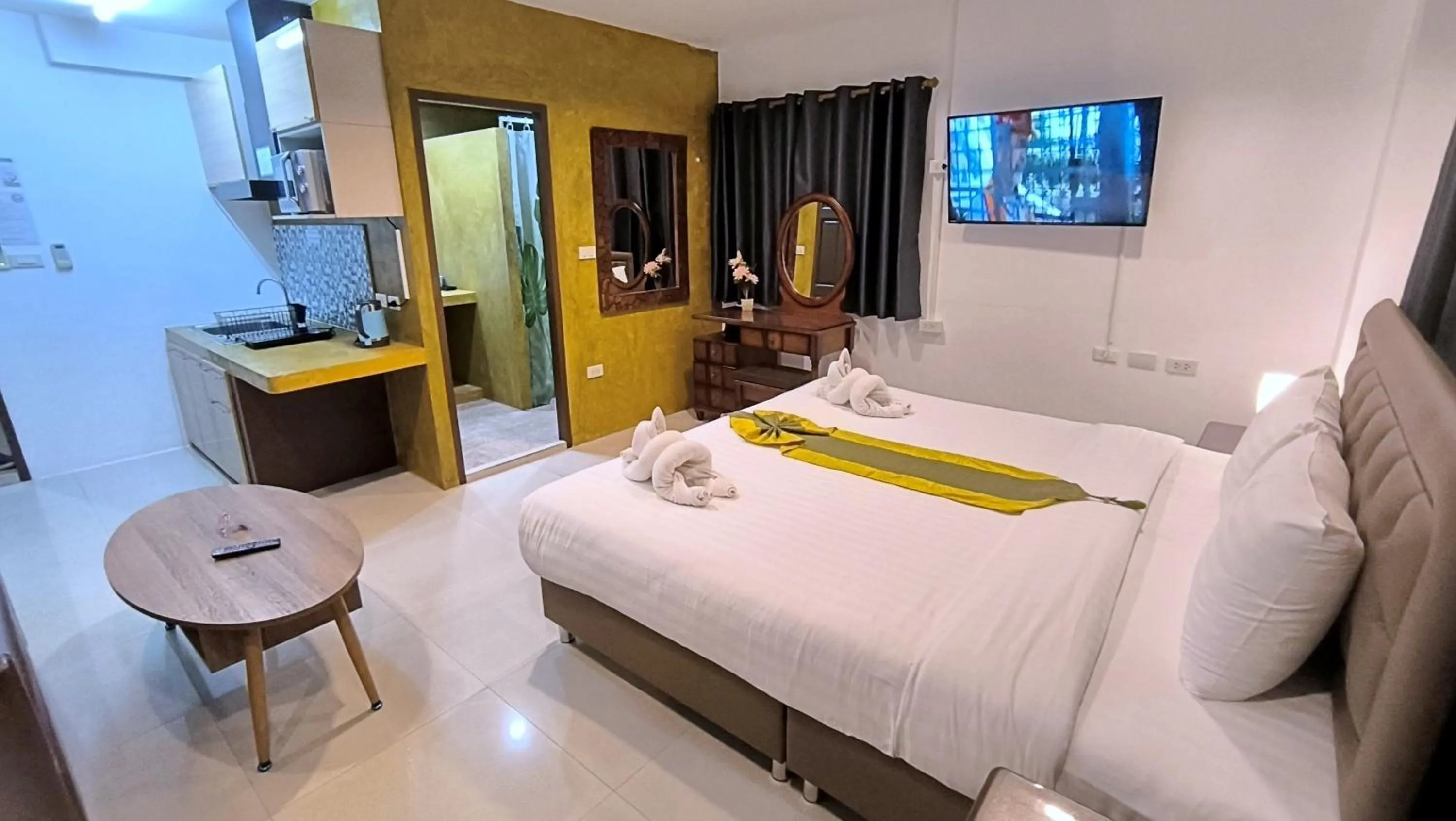 Photo of the whole room, Bed in Southern Comfort Patong
