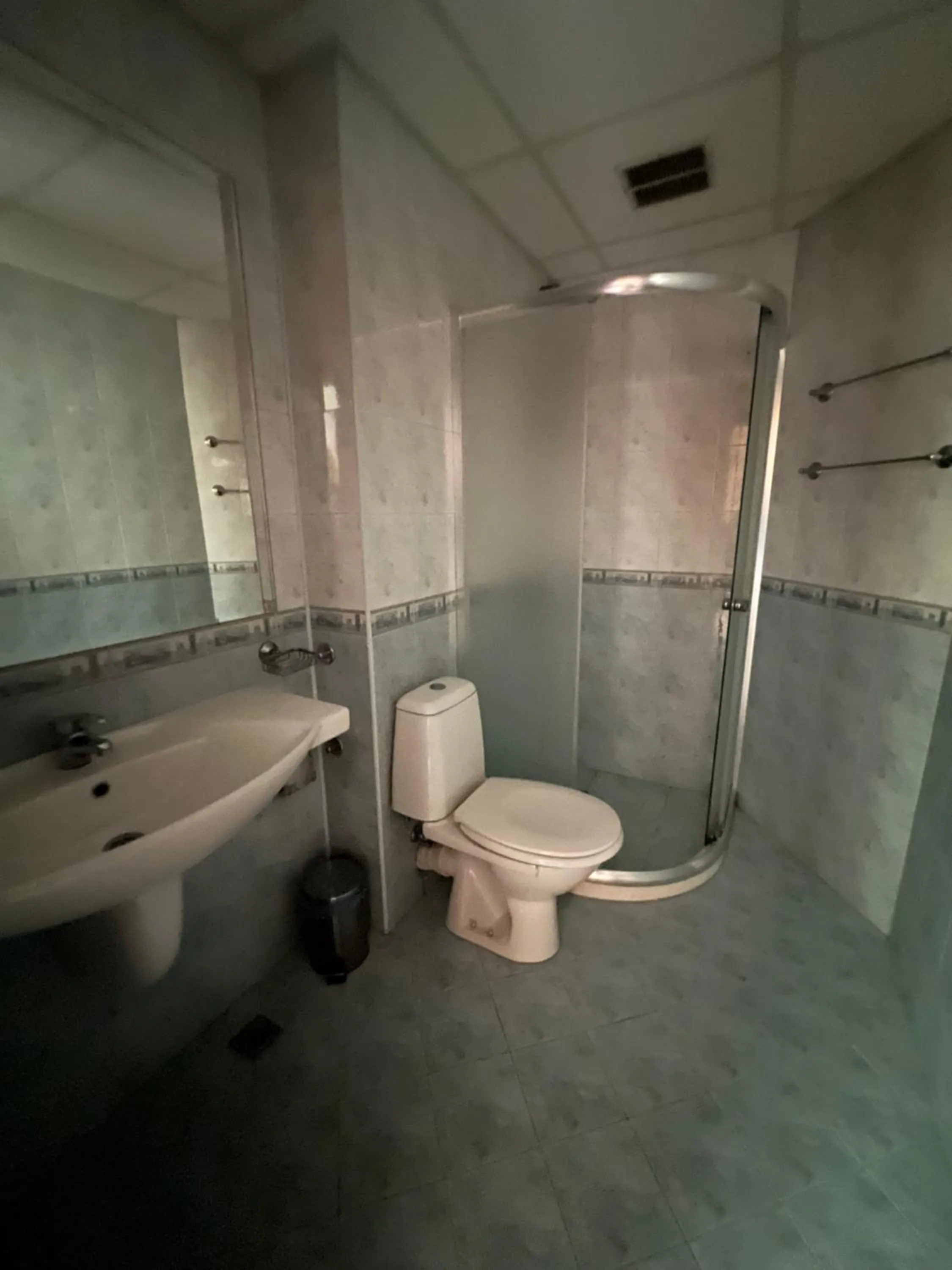 Shower in HOTEL BOLYARI