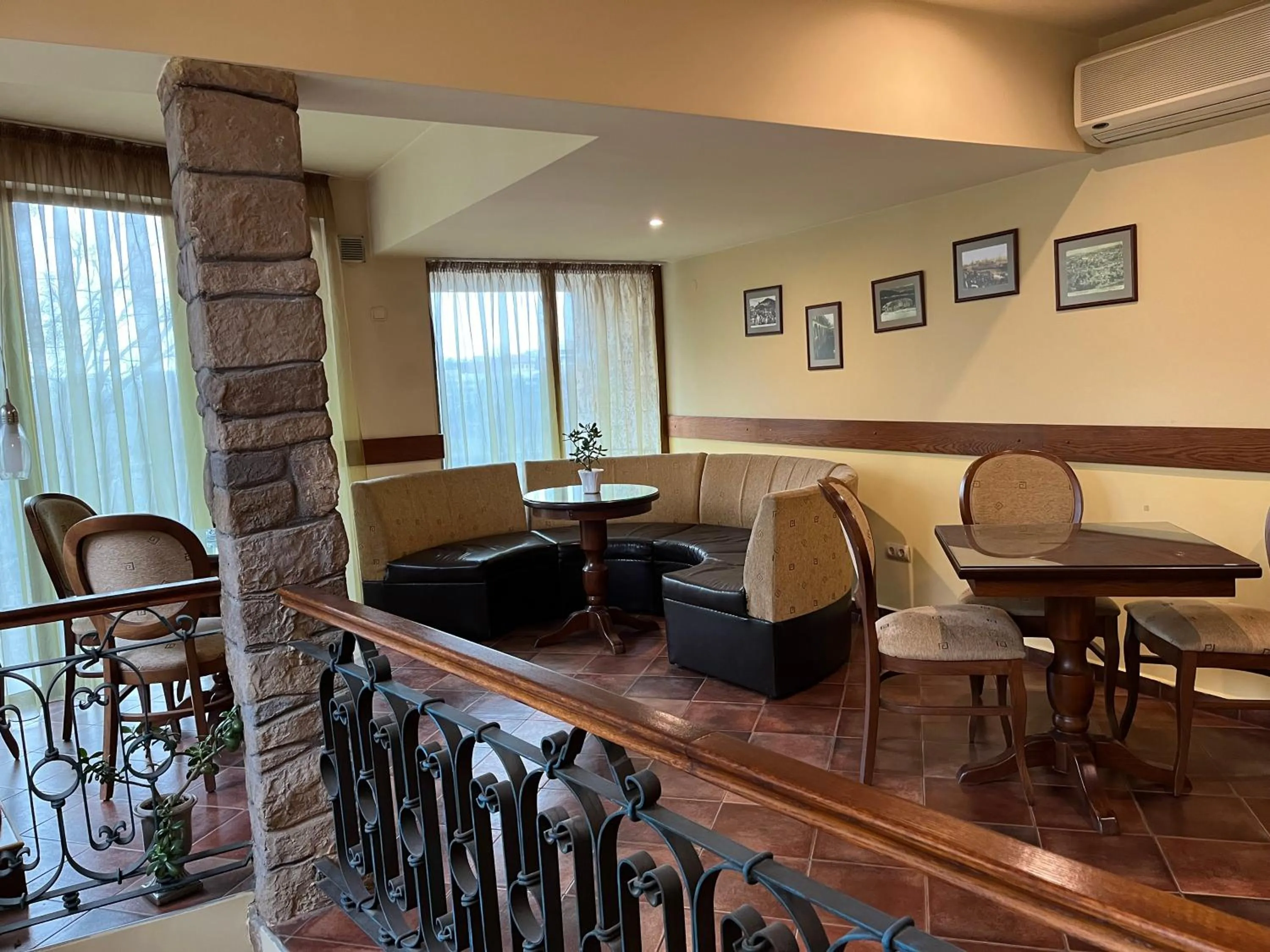 Restaurant/places to eat in HOTEL BOLYARI