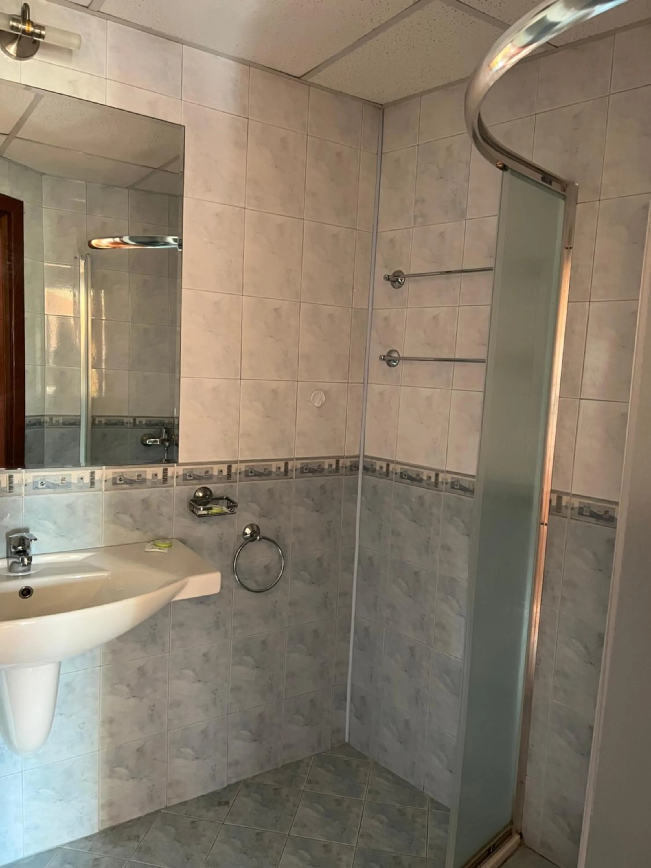 Shower in HOTEL BOLYARI