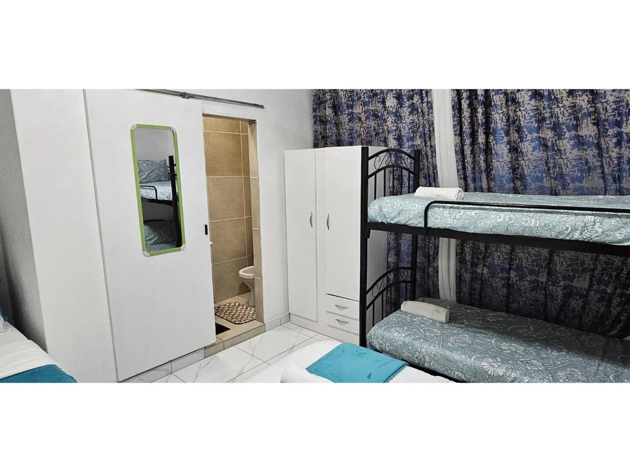 Bathroom, Bed in Goshen Lodge Fitzroy