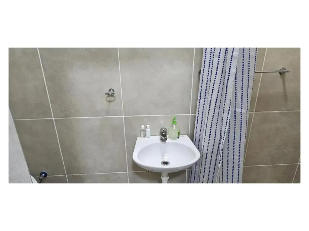 Shower in Goshen Lodge Fitzroy