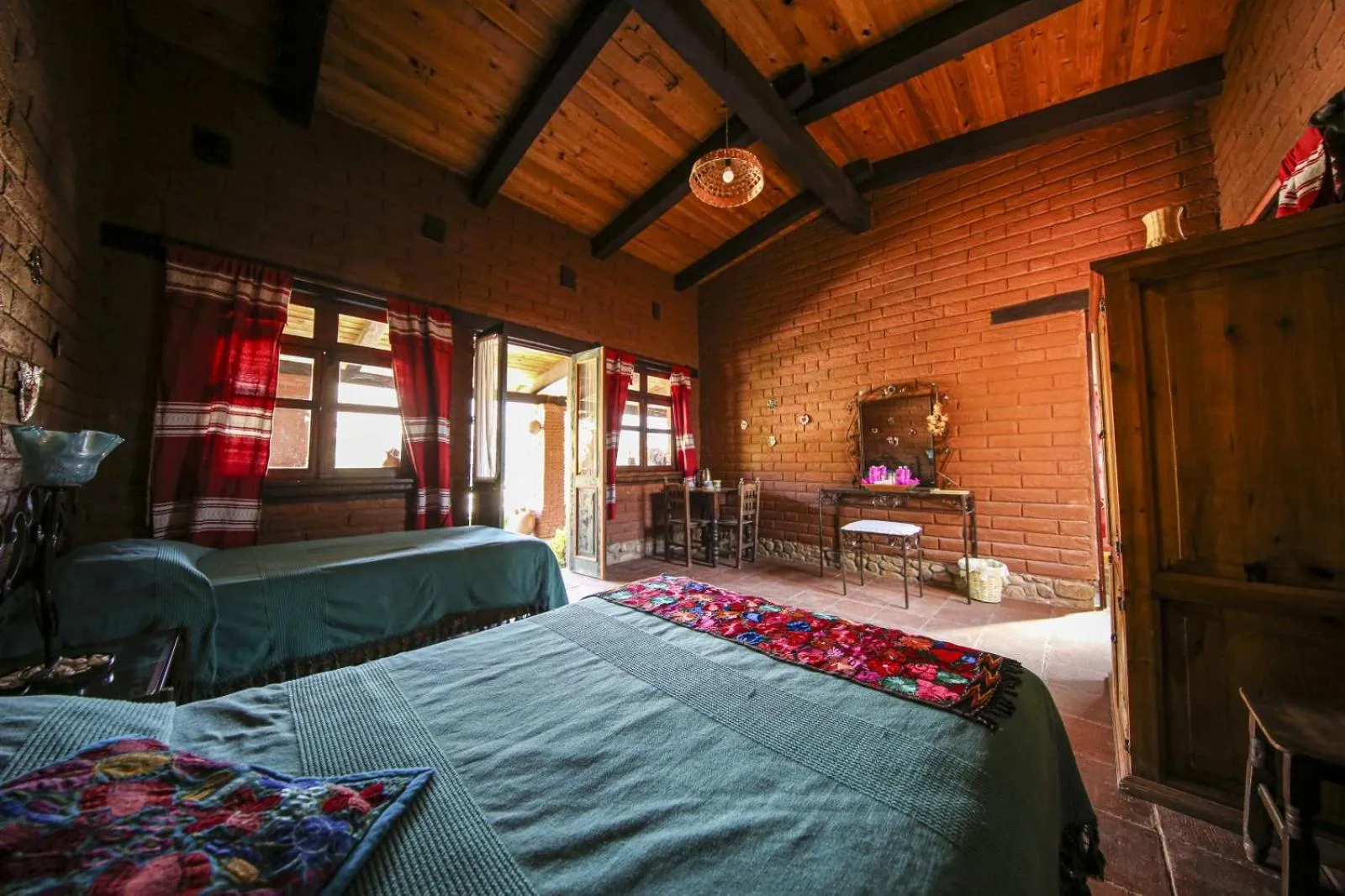 Photo of the whole room, Bed in Huayápam Yù'ú Lodge