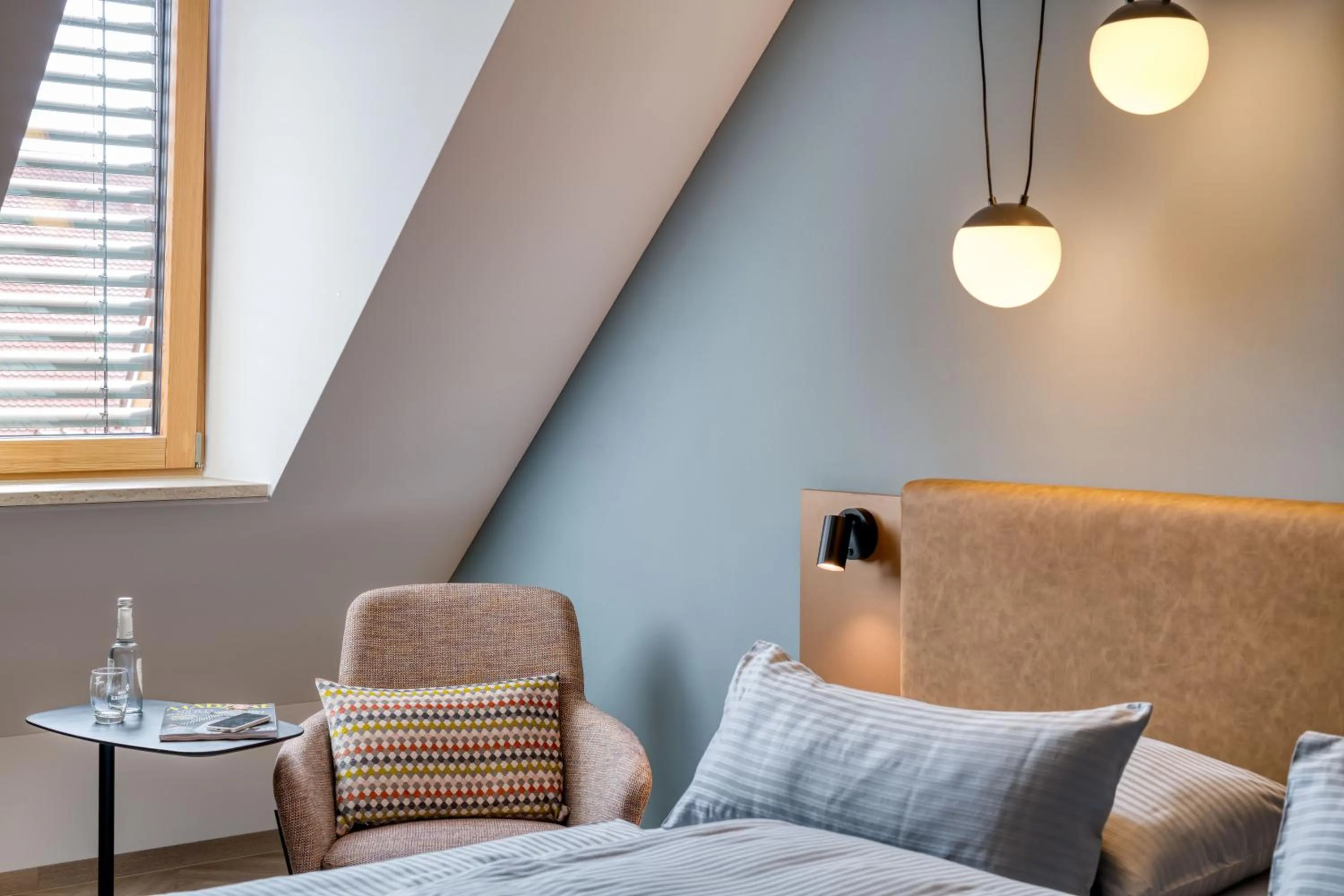 Seating area, Bed in Stadthotel Neumarkt Mitte