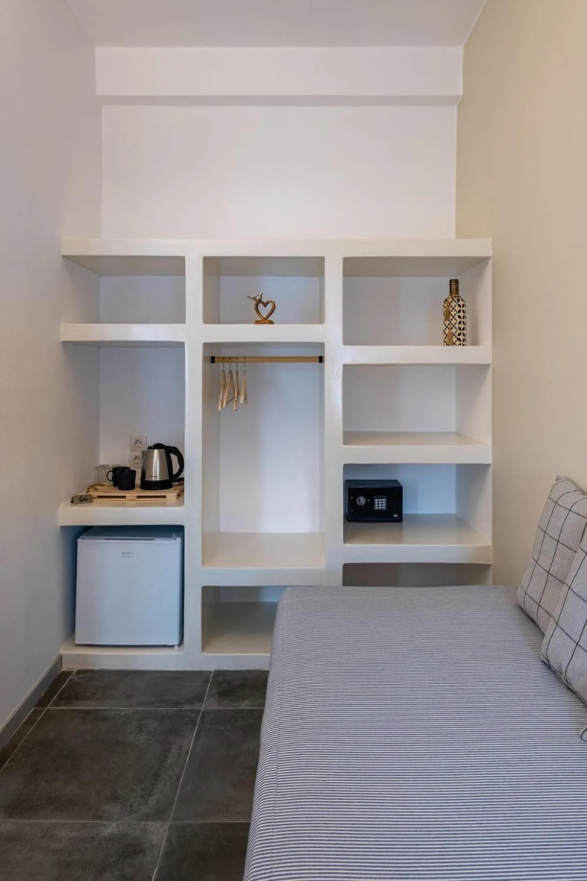 Seating area, Bed in Dilion Hotel