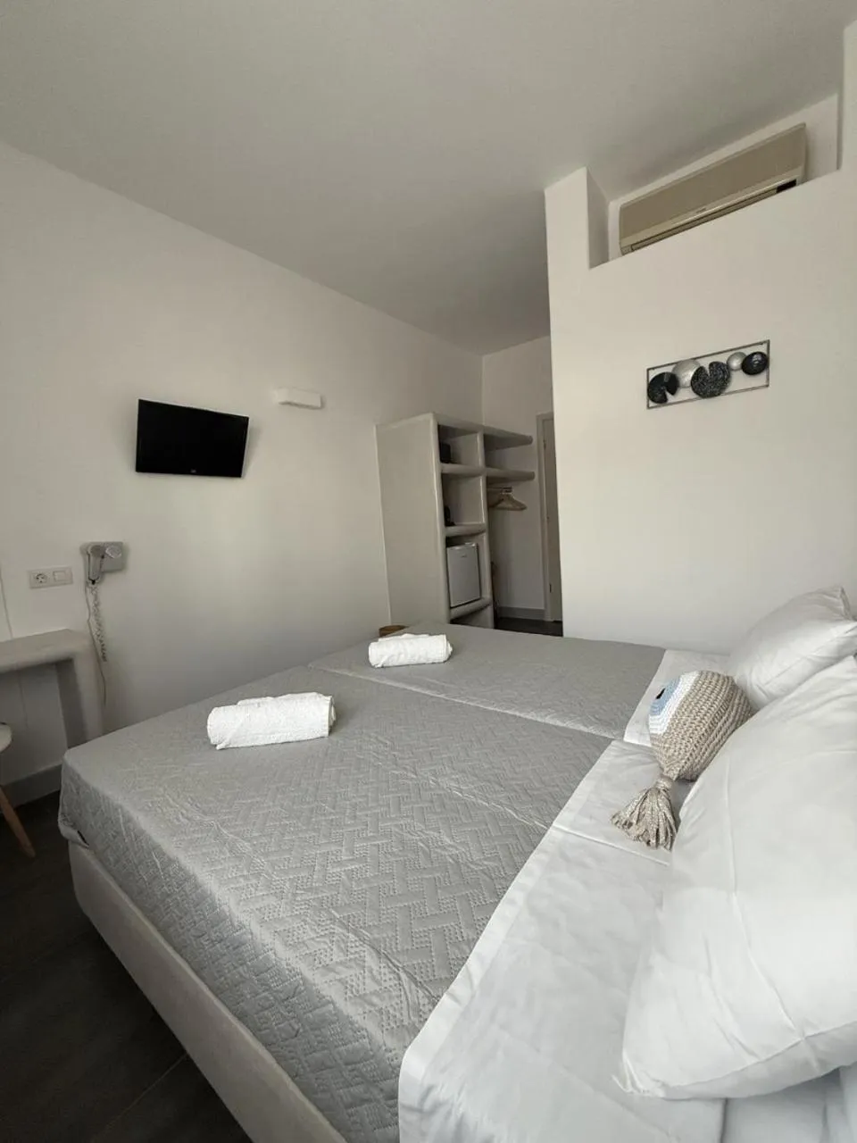 Photo of the whole room, Bed in Dilion Hotel