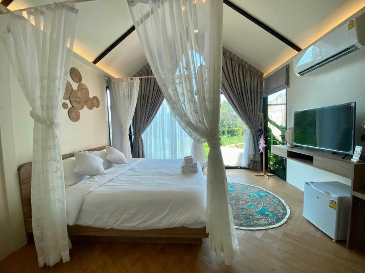 Photo of the whole room, Bed in Baan Nai Baan Nok Resort