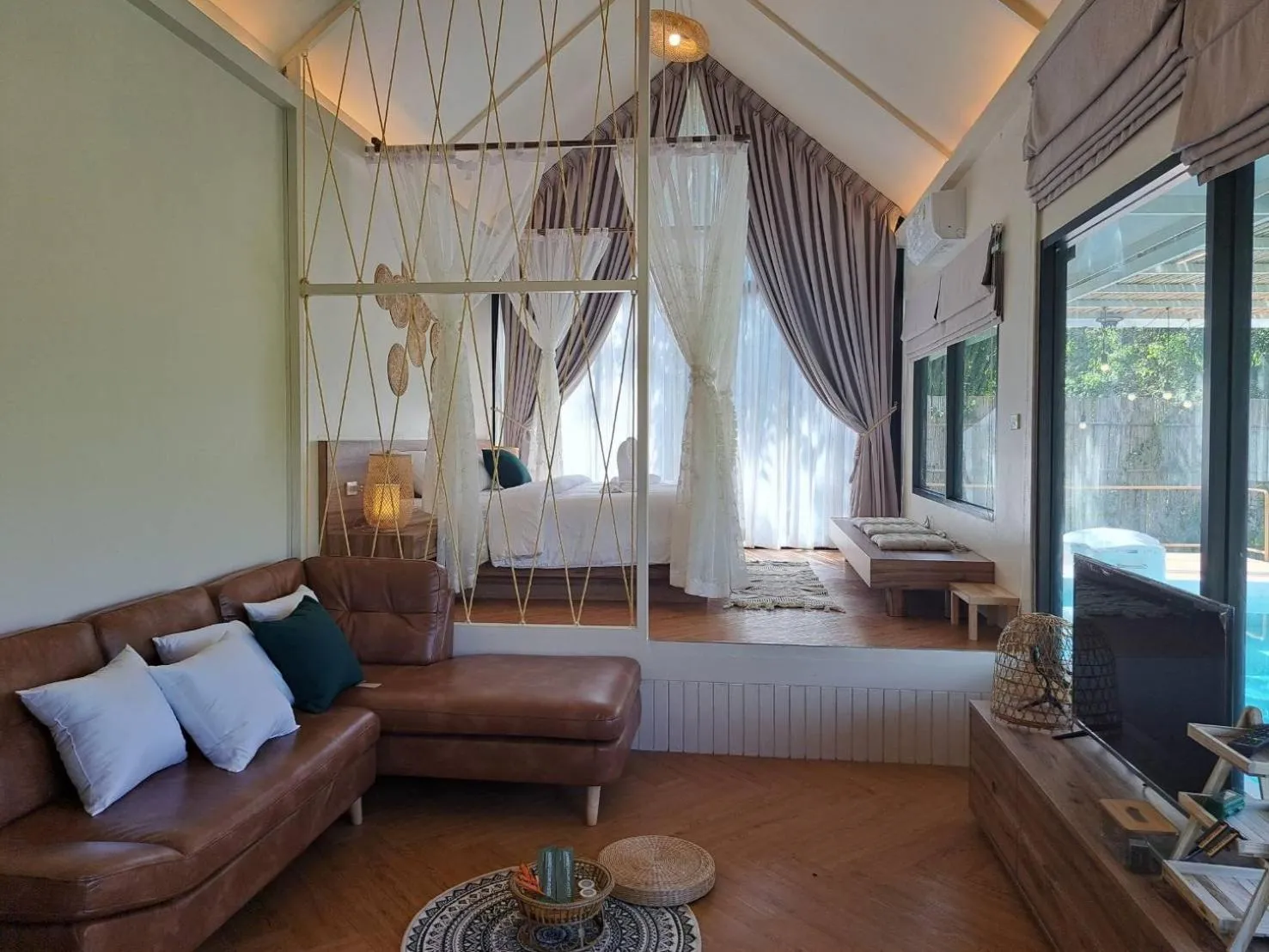 Living room, Bed in Baan Nai Baan Nok Resort