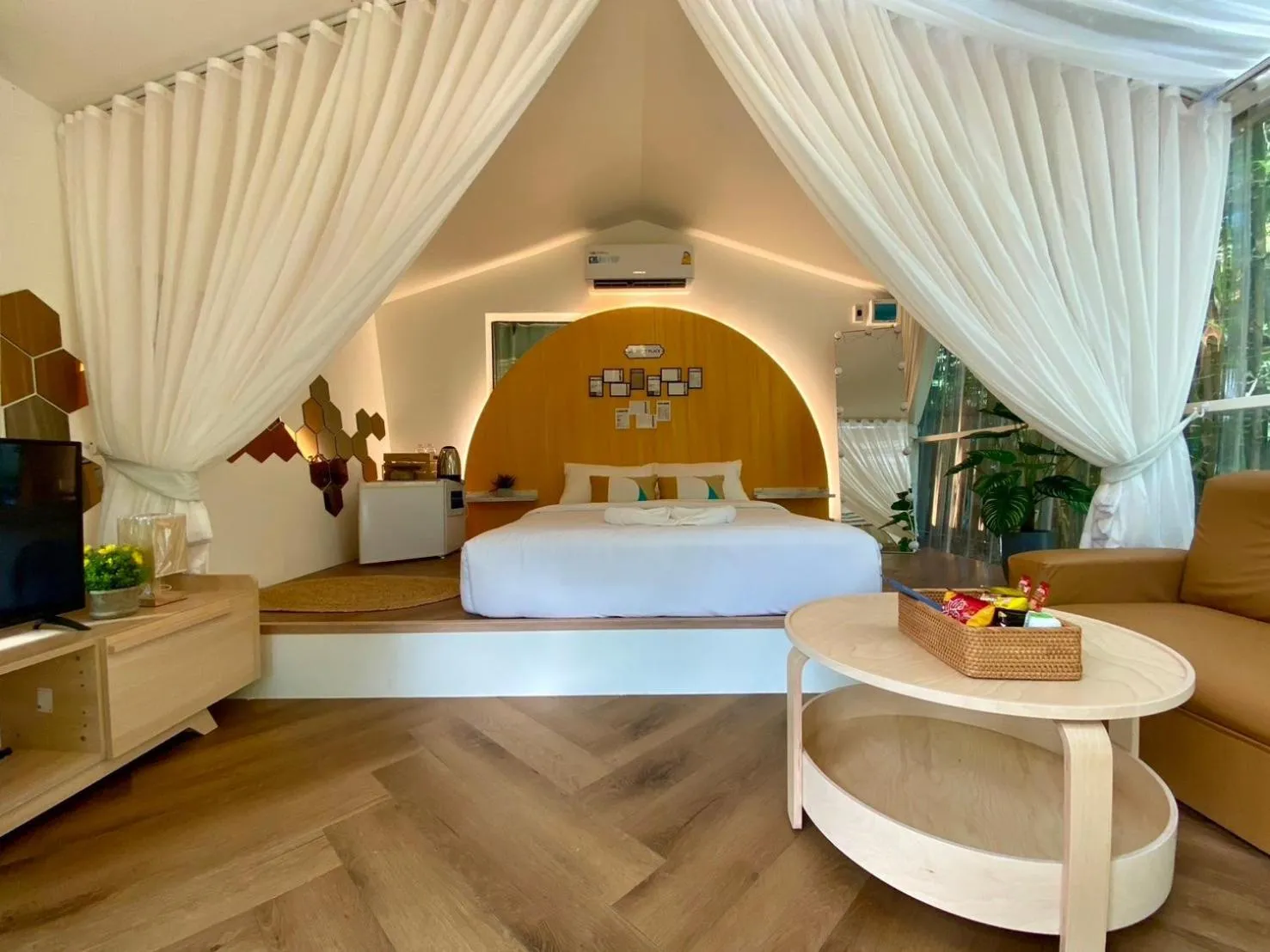 Photo of the whole room, Bed in Baan Nai Baan Nok Resort