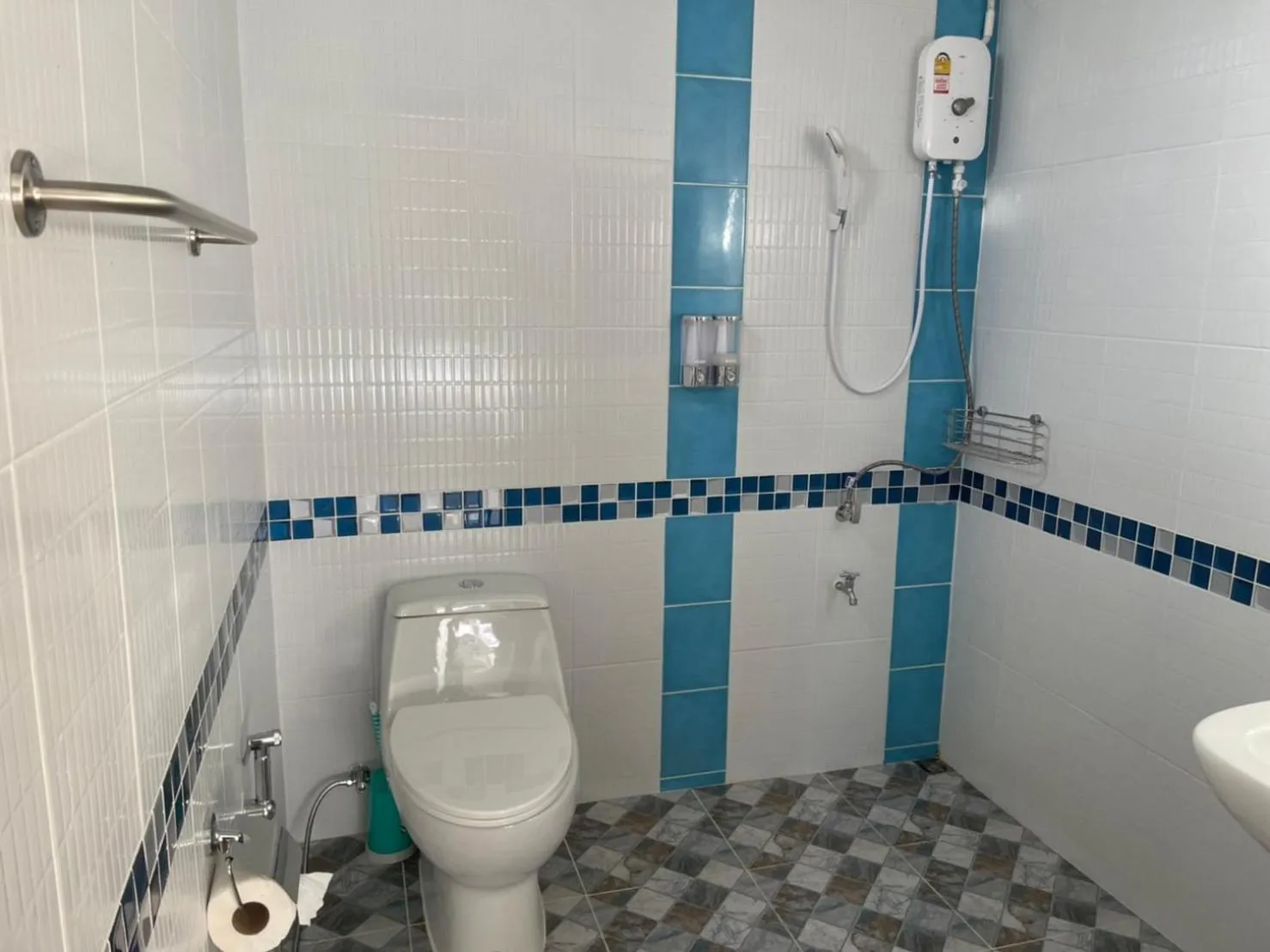 Shower in Yaowarate Sport Club and Resort ไร่เยาวเรศ