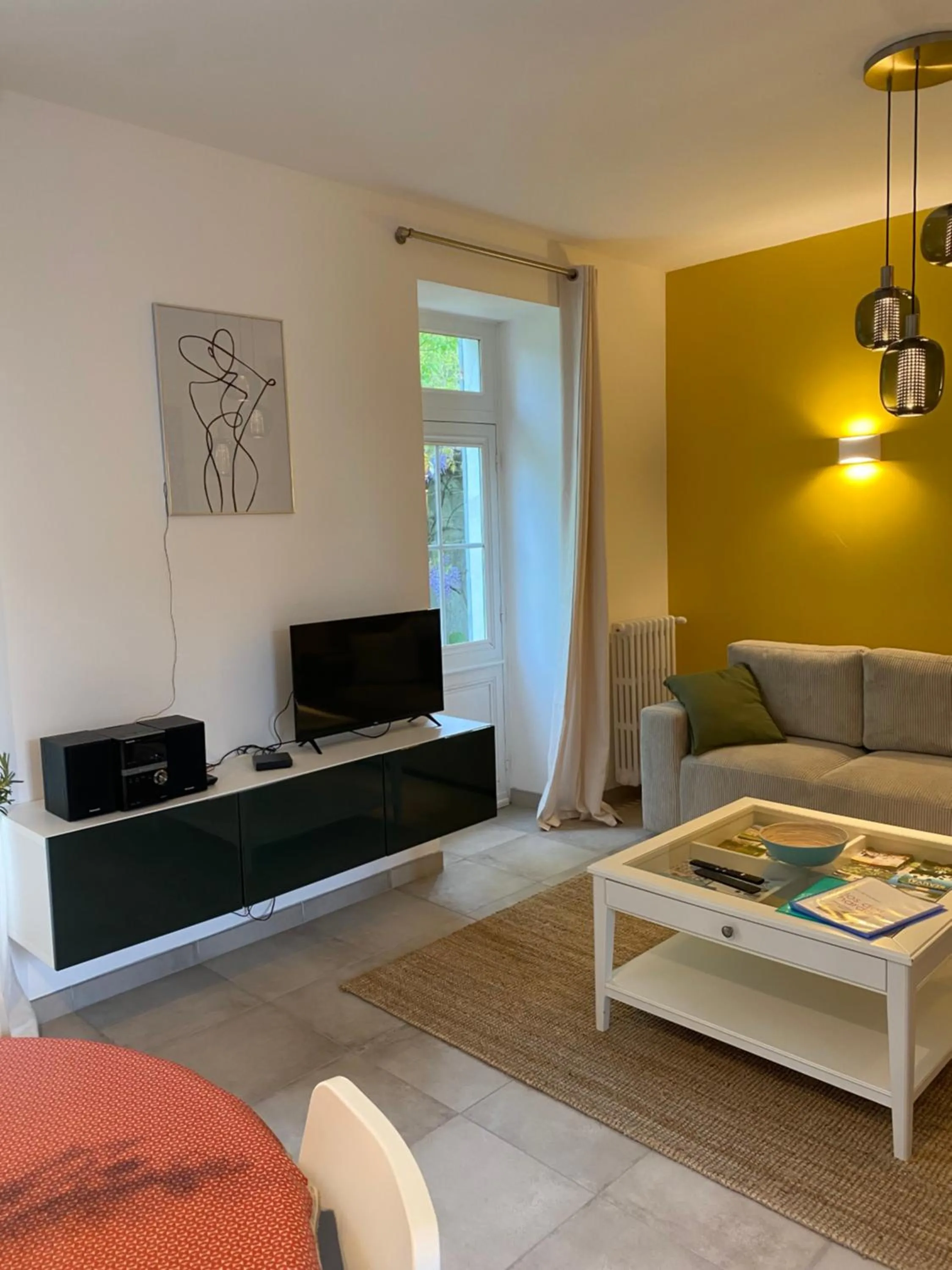 Communal lounge/ TV room in Clos des Chardons - Le Jardin