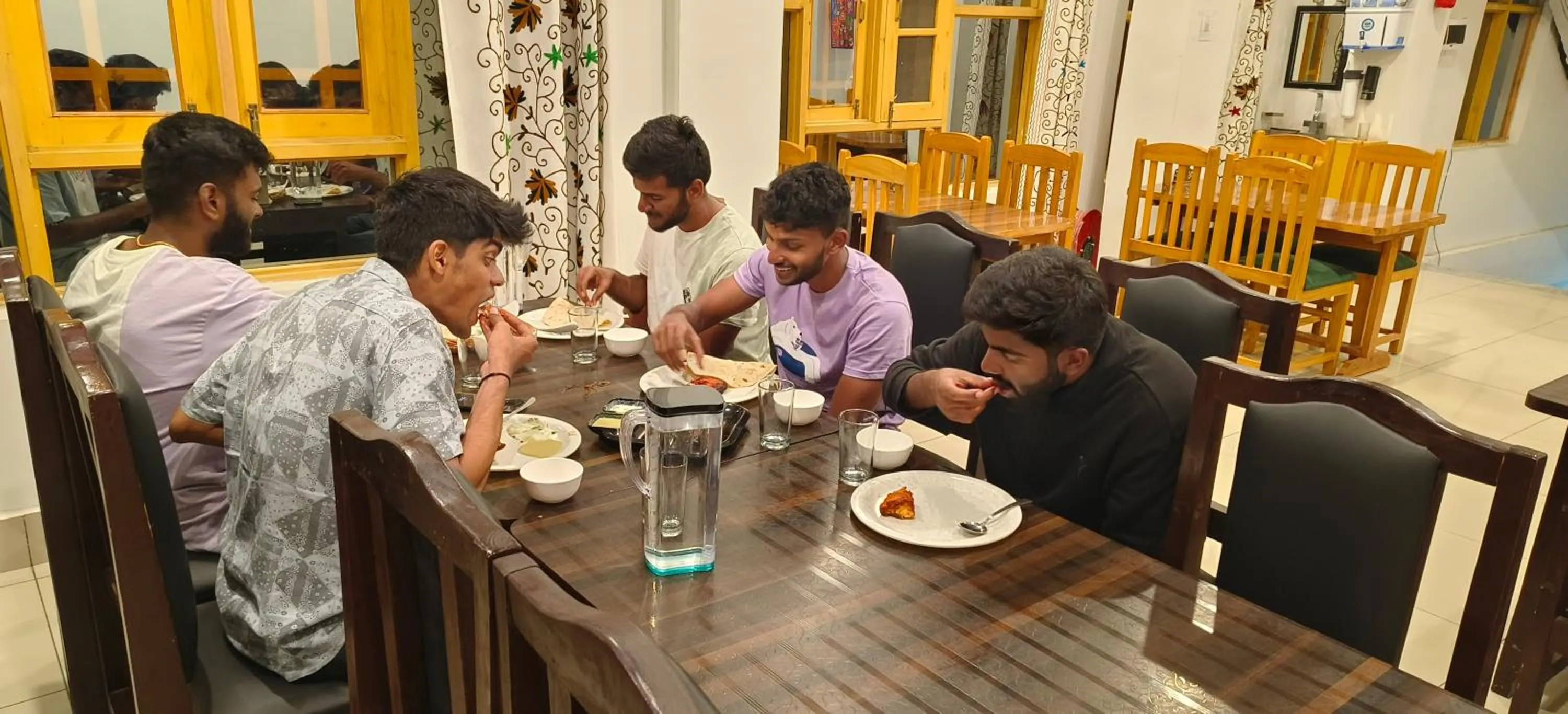 Restaurant/places to eat in Gulsitara Resorts-Gulmarg