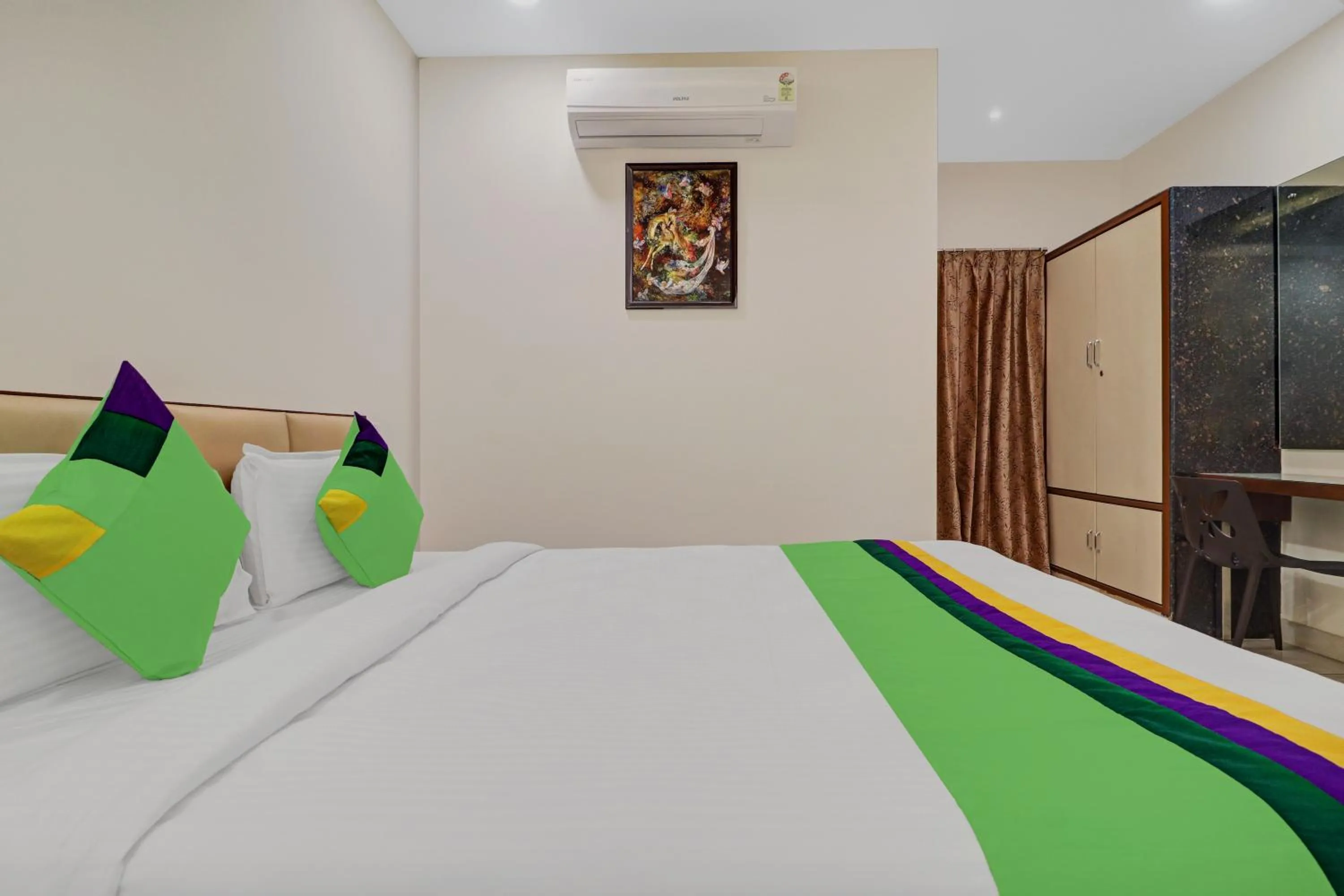 Bedroom, Bed in Treebo Virat Residency, US Consulate