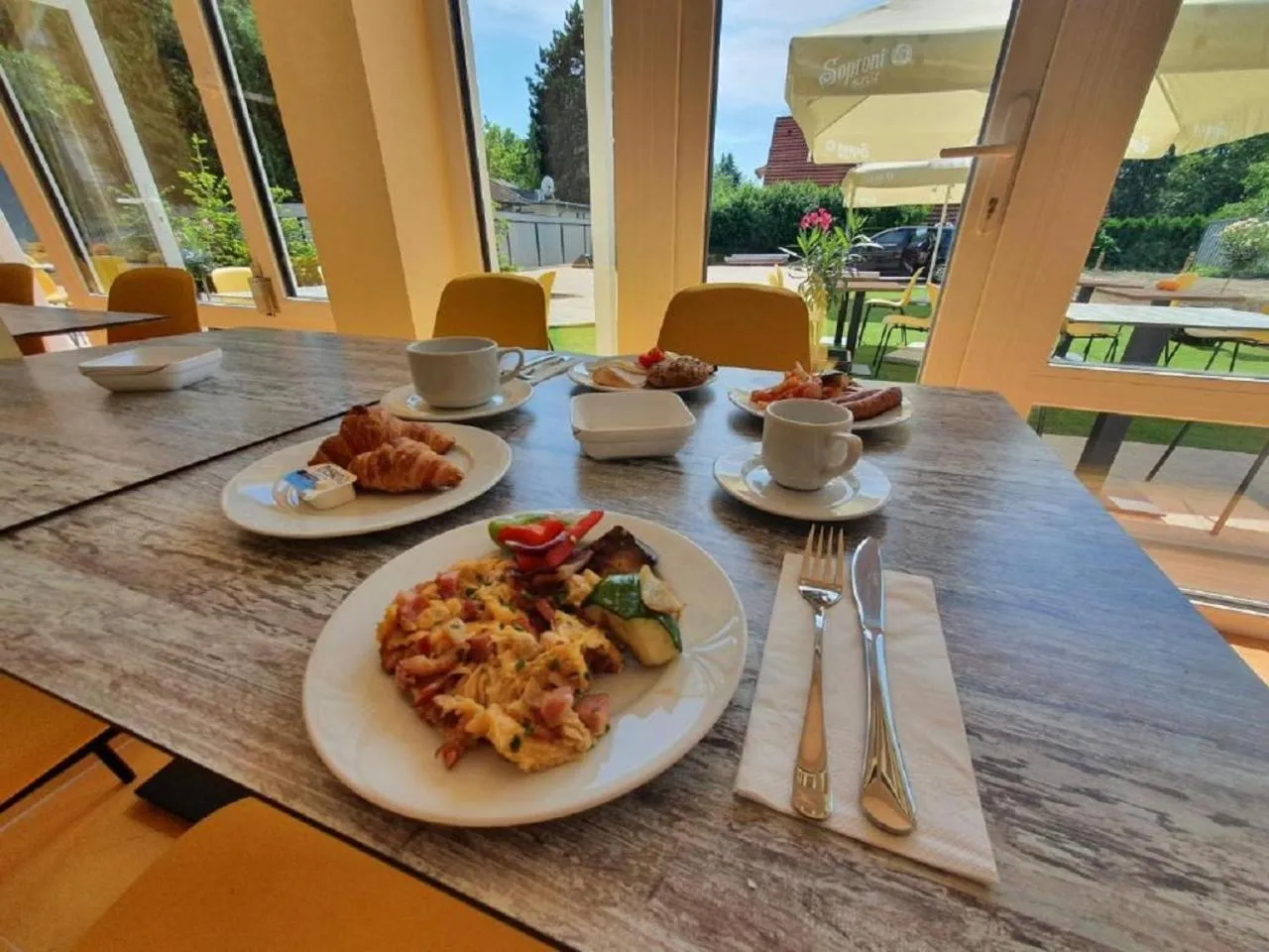 Breakfast in Colors Holiday Hotel