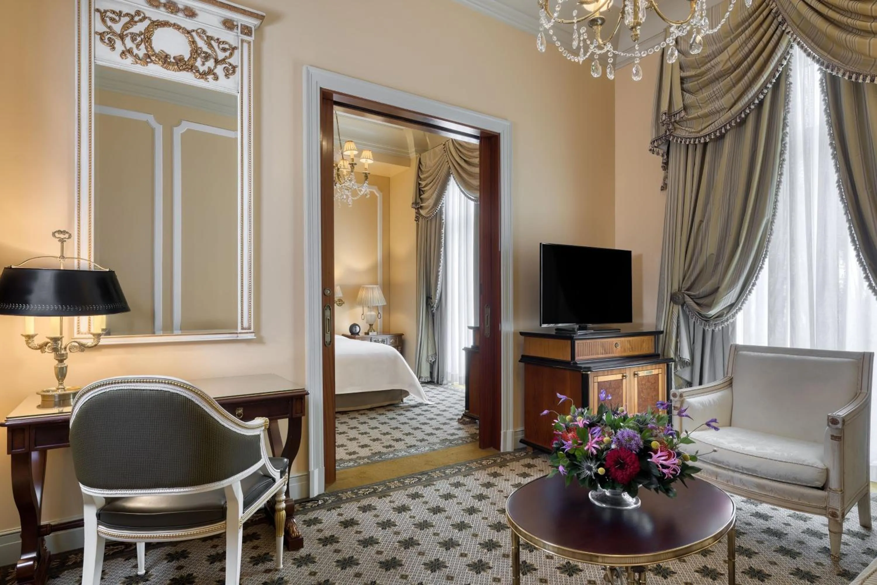 Living room, Bed in Hotel Grande Bretagne, a Luxury Collection Hotel, Athens