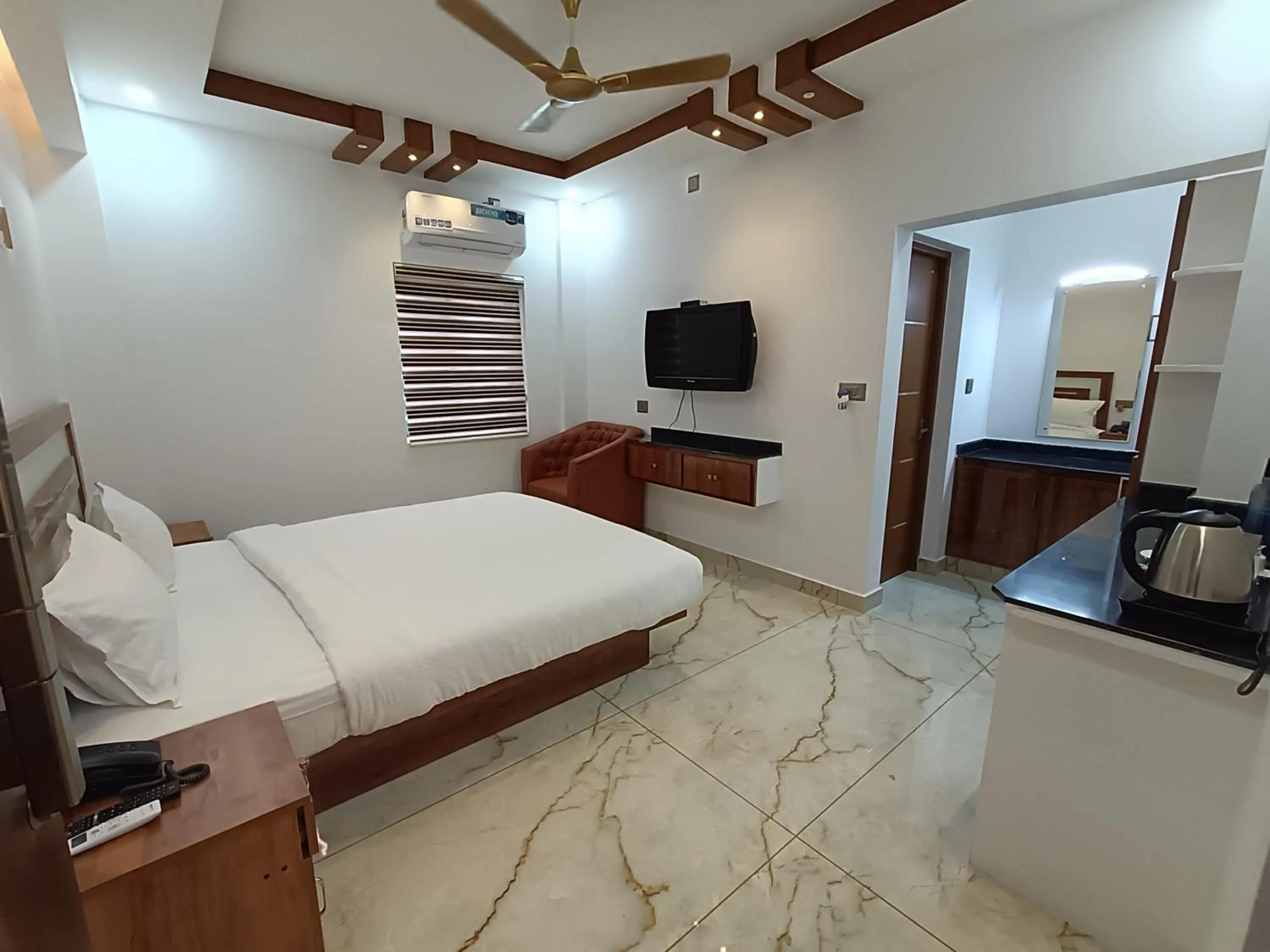 Bed in MARINA SUITES AIRPORT HOTEL