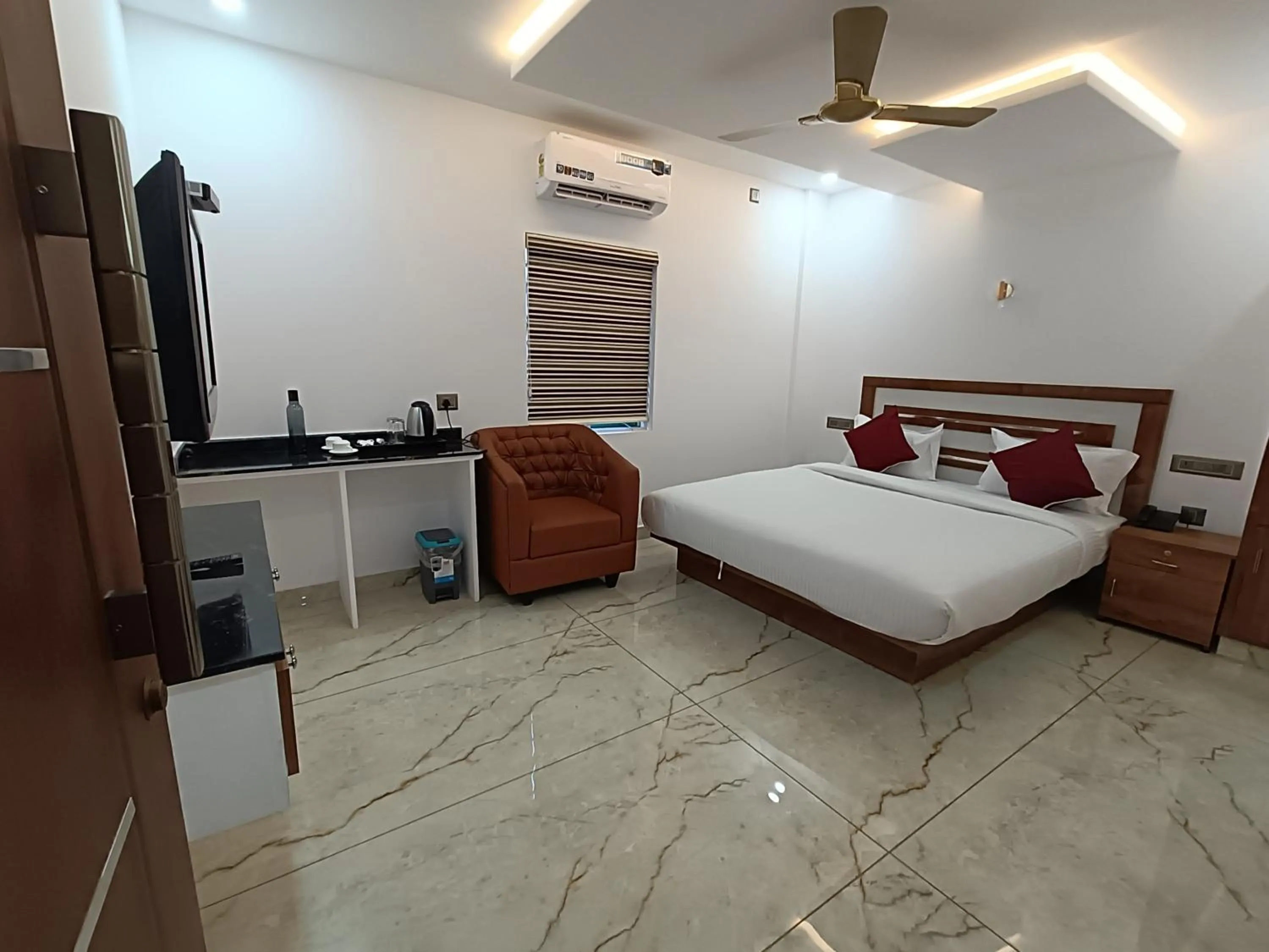 Shower, Bed in MARINA SUITES AIRPORT HOTEL