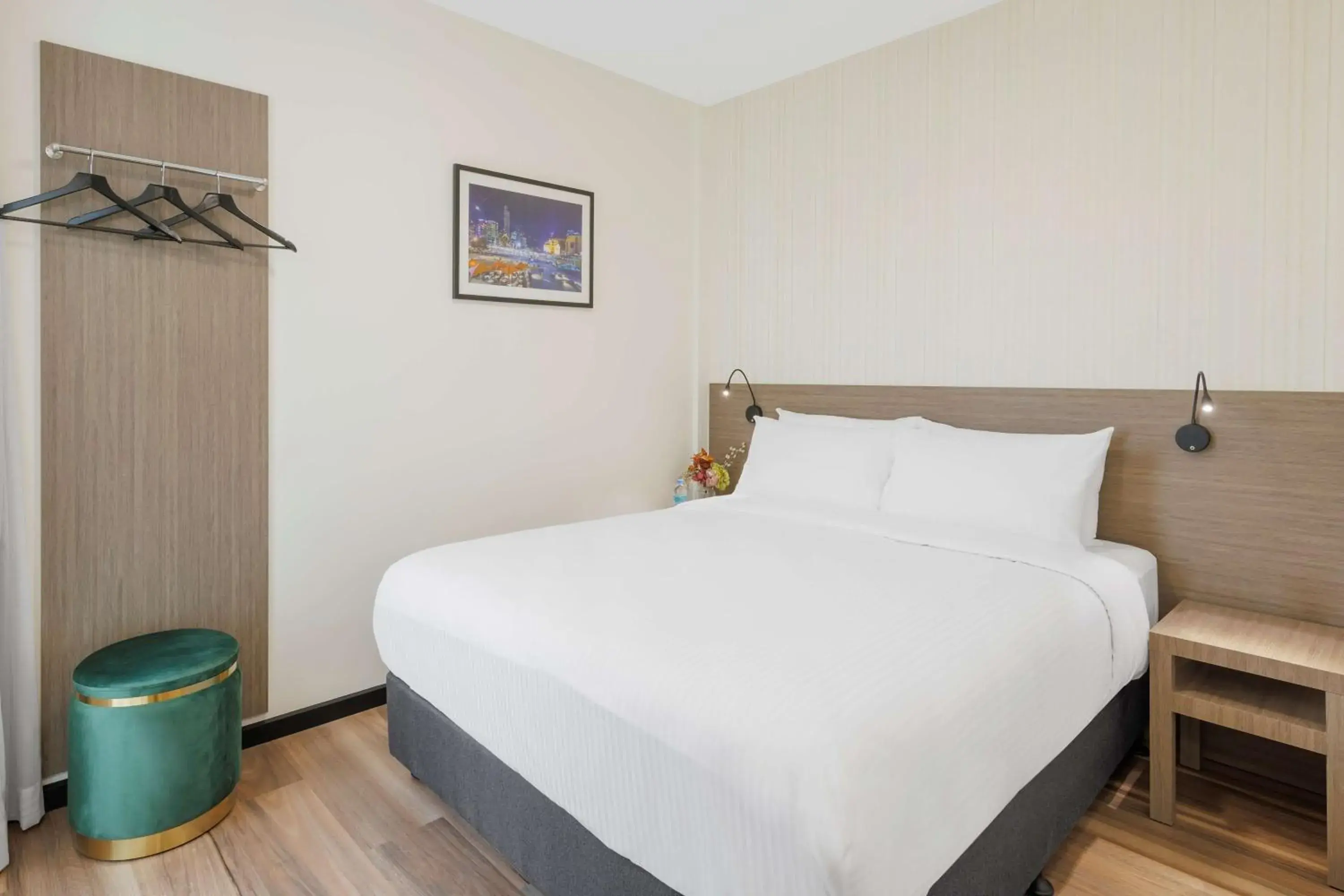 Executive Queen Room with One Queen bed – Non Smoking in Best Western Queen Victoria Market Hotel Executive Queen Room with One Queen bed – Non Smoking in Best Western Queen Victoria Market Hotel