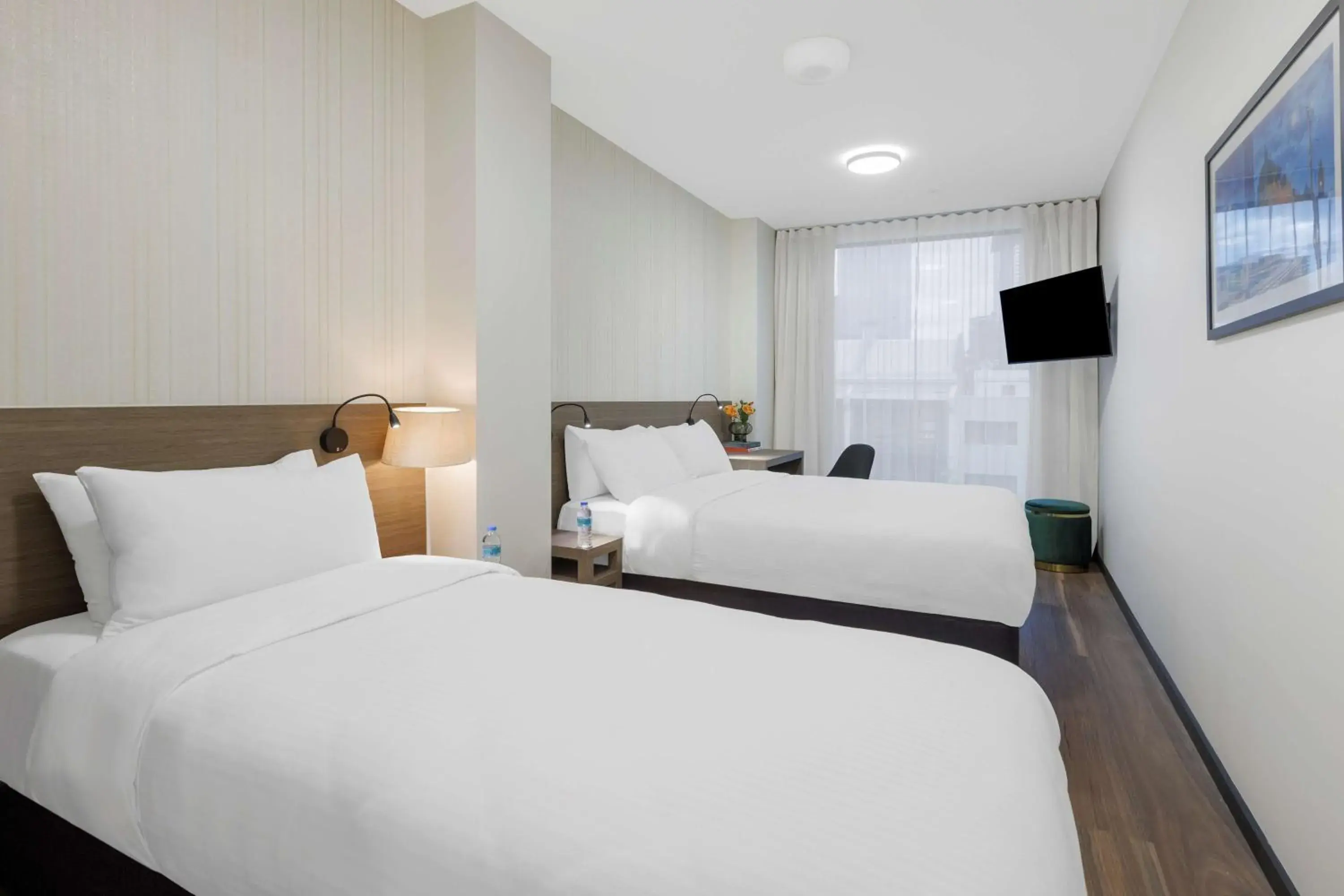 Executive Queen Room with One Queen Bed and One Single Bed - City View/Non-Smoking in Best Western Queen Victoria Market Hotel Executive Queen Room with One Queen Bed and One Single Bed - City View/Non-Smoking in Best Western Queen Victoria Market Hotel