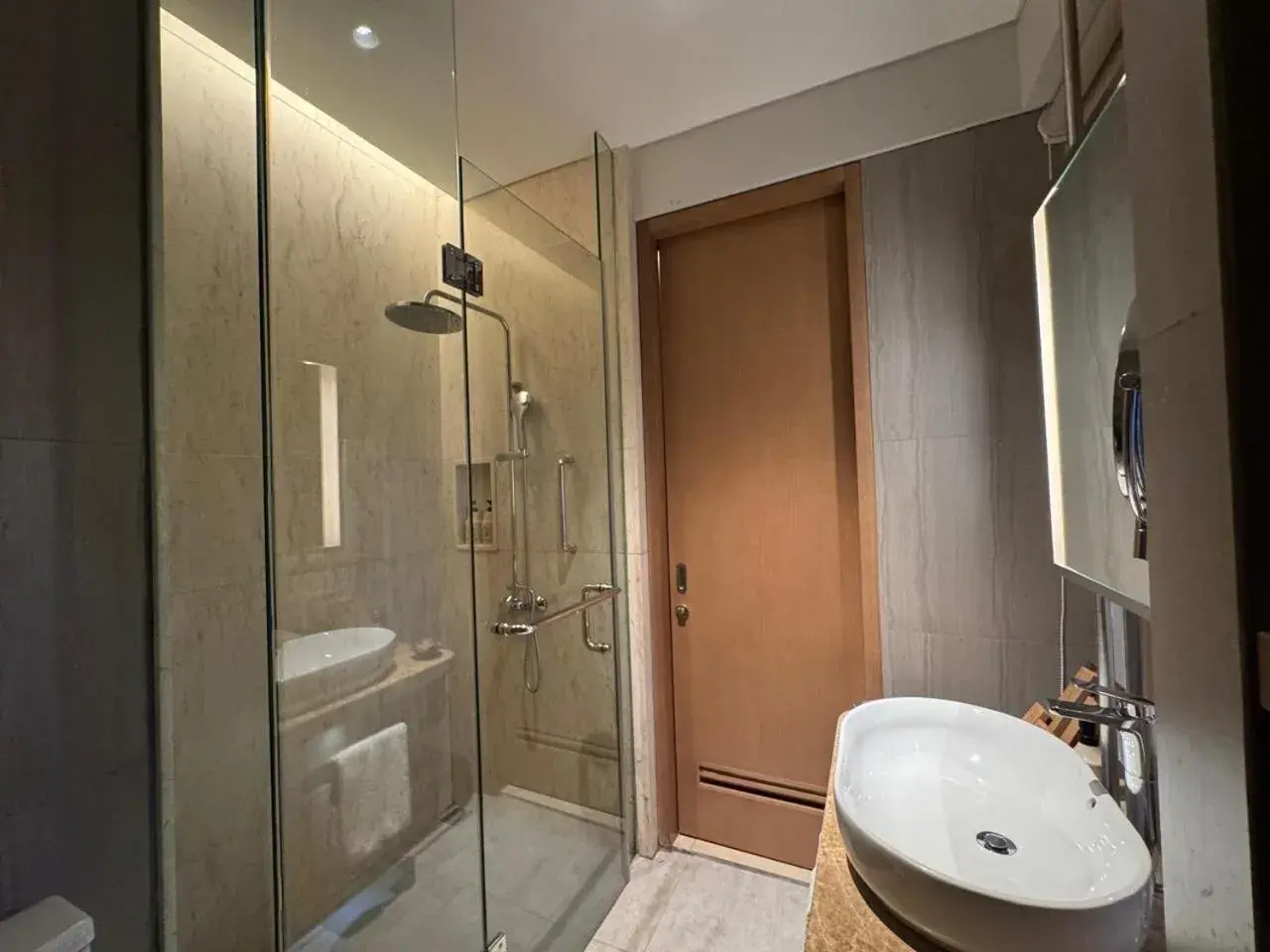 Grand Deluxe Twin Mountain in Marianna Resort And Convention Tuktuk - Samosir, Marclan Collection Grand Deluxe Twin Mountain in Marianna Resort And Convention Tuktuk - Samosir, Marclan Collection