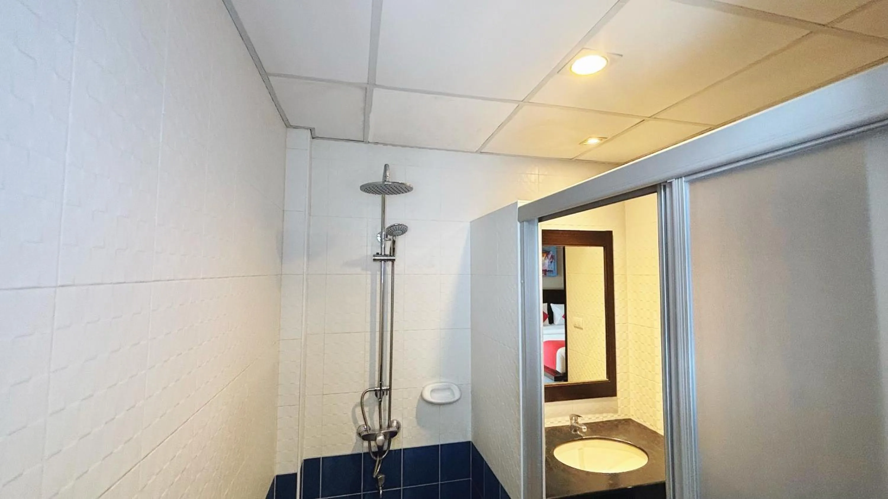 Shower in Ratana Hotel Sakdidet, PHUKET TOWN