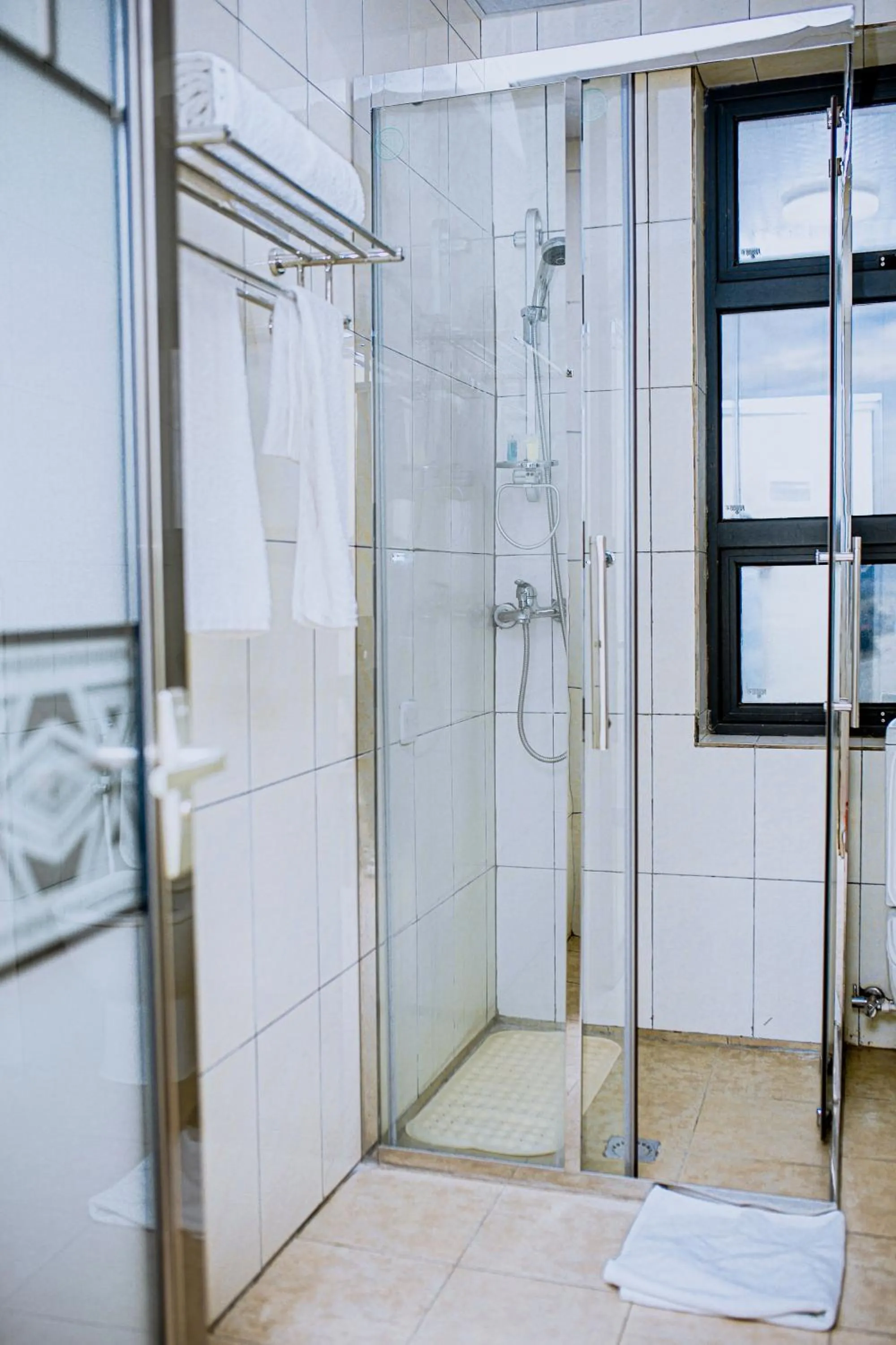 Shower in Tropical Plaza Apartments