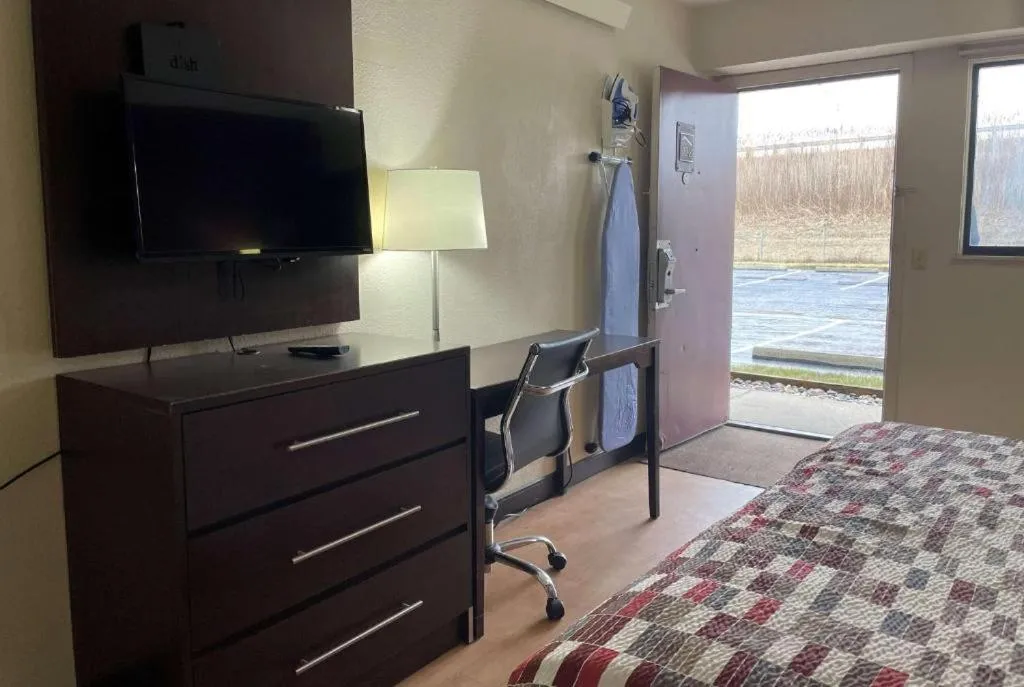 TV and multimedia in Travelodge by Wyndham Holland-Toledo