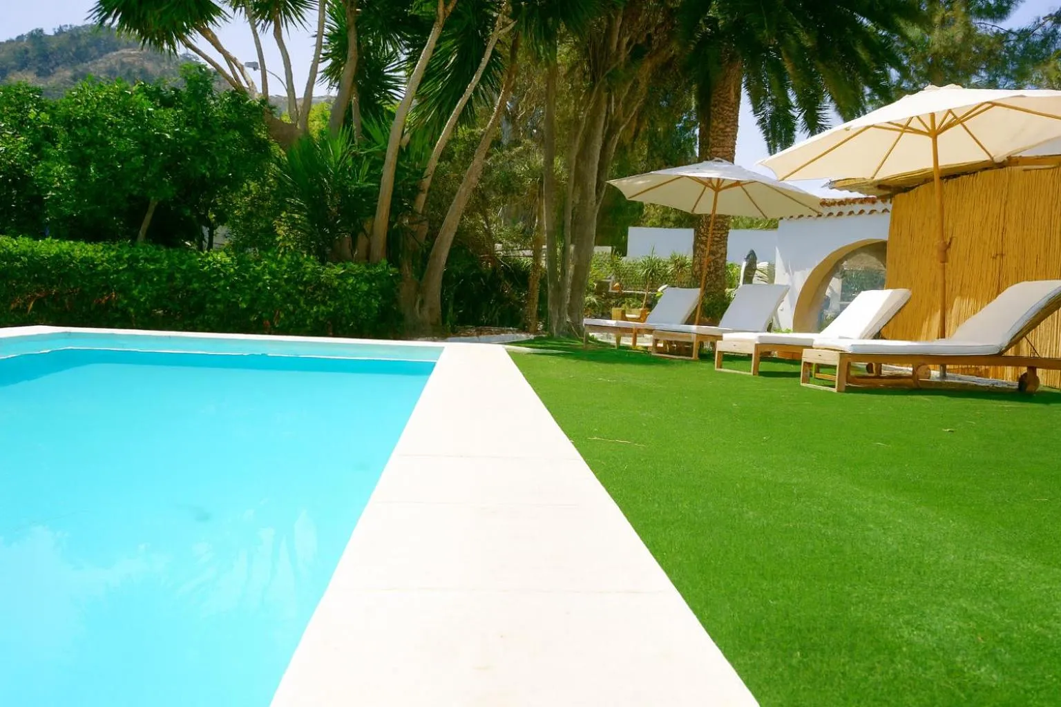 Swimming pool in Hotel Rural Villa del Monte