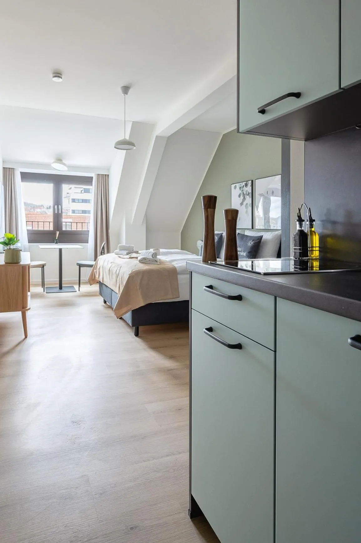 Kitchen or kitchenette, Bed in Limehome Stuttgart Elsenhansstr